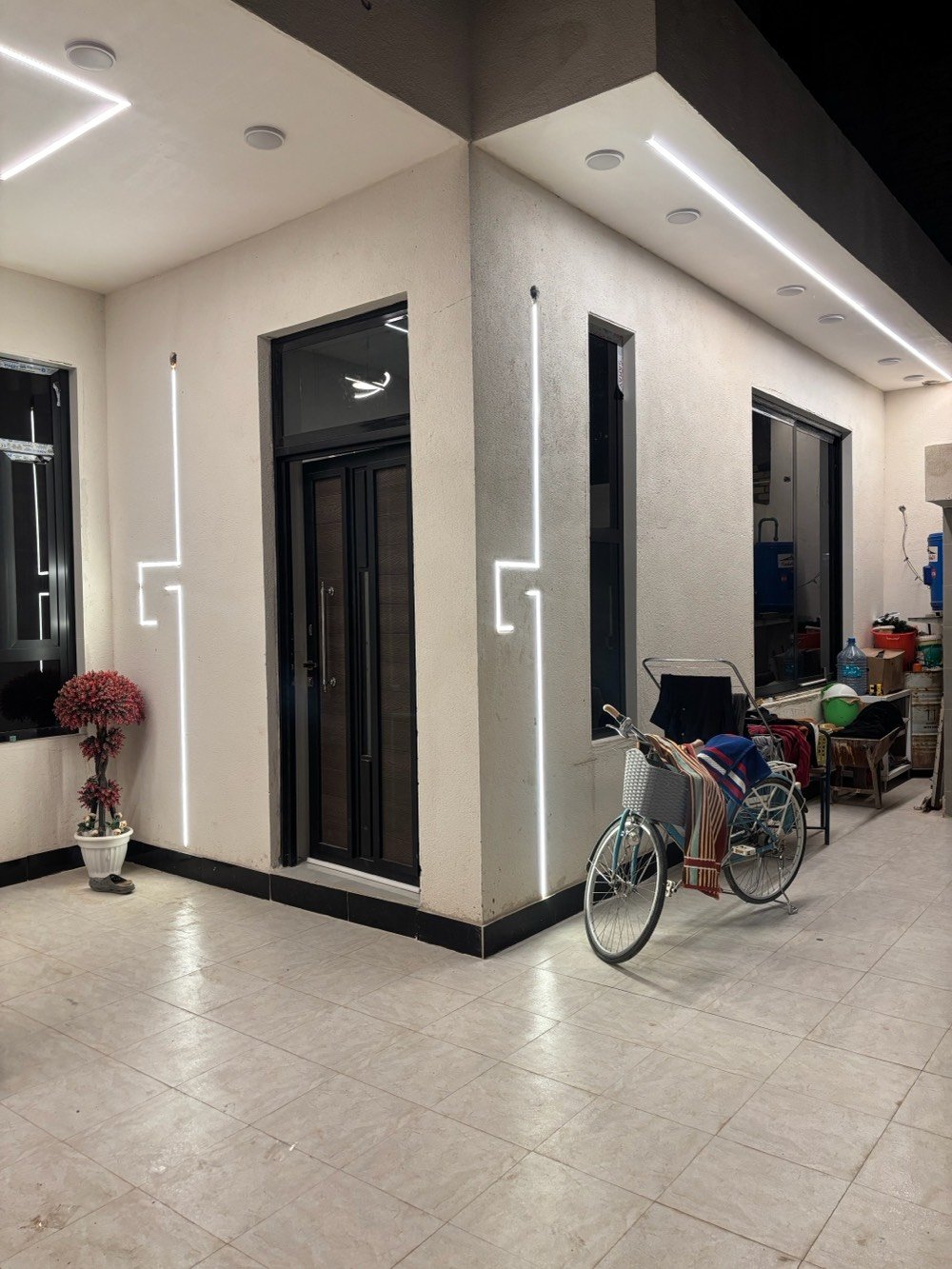 دار للبيع مساحه  بناء طابق اول درجه اولى مودرن والطابق الثاني هيكل مبني بدون سقف 250 حقل رابع شارع محطه قبل علوه فرع مقابيل شارع موضح بلون ازرق بالخريطه لاتكسر بالسعر بي مجال بسيط