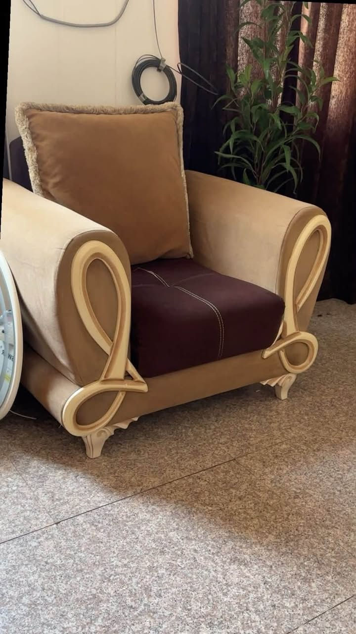 مكيف جنرال امريكي GE اشتريته 700 مشتغل موسم واحد جديد سعره 500تخم تركي اصلي 6 مقاعد قنفة ثلاثية وقنفة ثنائية وكرسي واحد نظيف كلش سعر التخم 250 قفل وثلاجة كونكورد شغلة وتجميده كلش قوي ونظيفة ومابيه اي ضرر بيه بس هذا زنجار شوية سعره 250 قفل مكاني العبيدي شارع 20
***********
