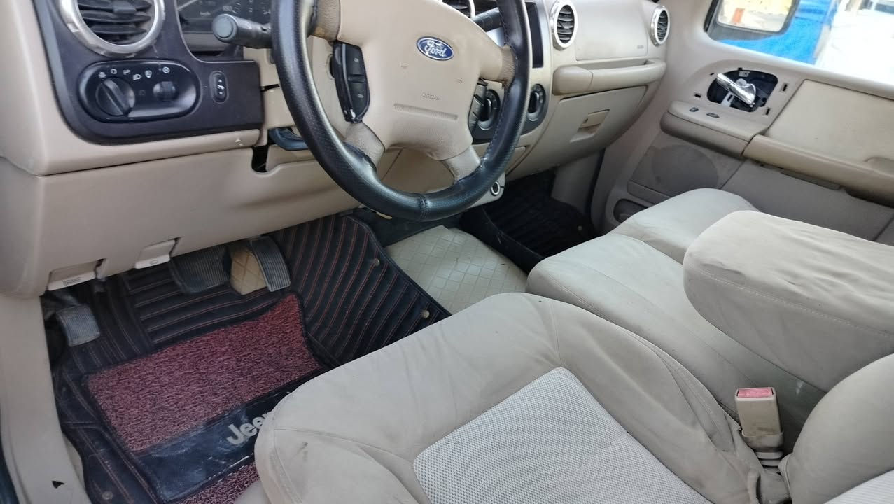 سلام عليكم فورد وارد امريكي حادثها باب وشويه جاملغ بدون داخل سياره على ابلاد فقط جارده محرك وكير ياباني شرط التري ناعم جاهزه من كلشي بس كبرسر بي صوت داخل نظيف بيجي بدون ايرابك السعر 55 مال بيع بلاش والله تري وين يعجبك شرط ***********
