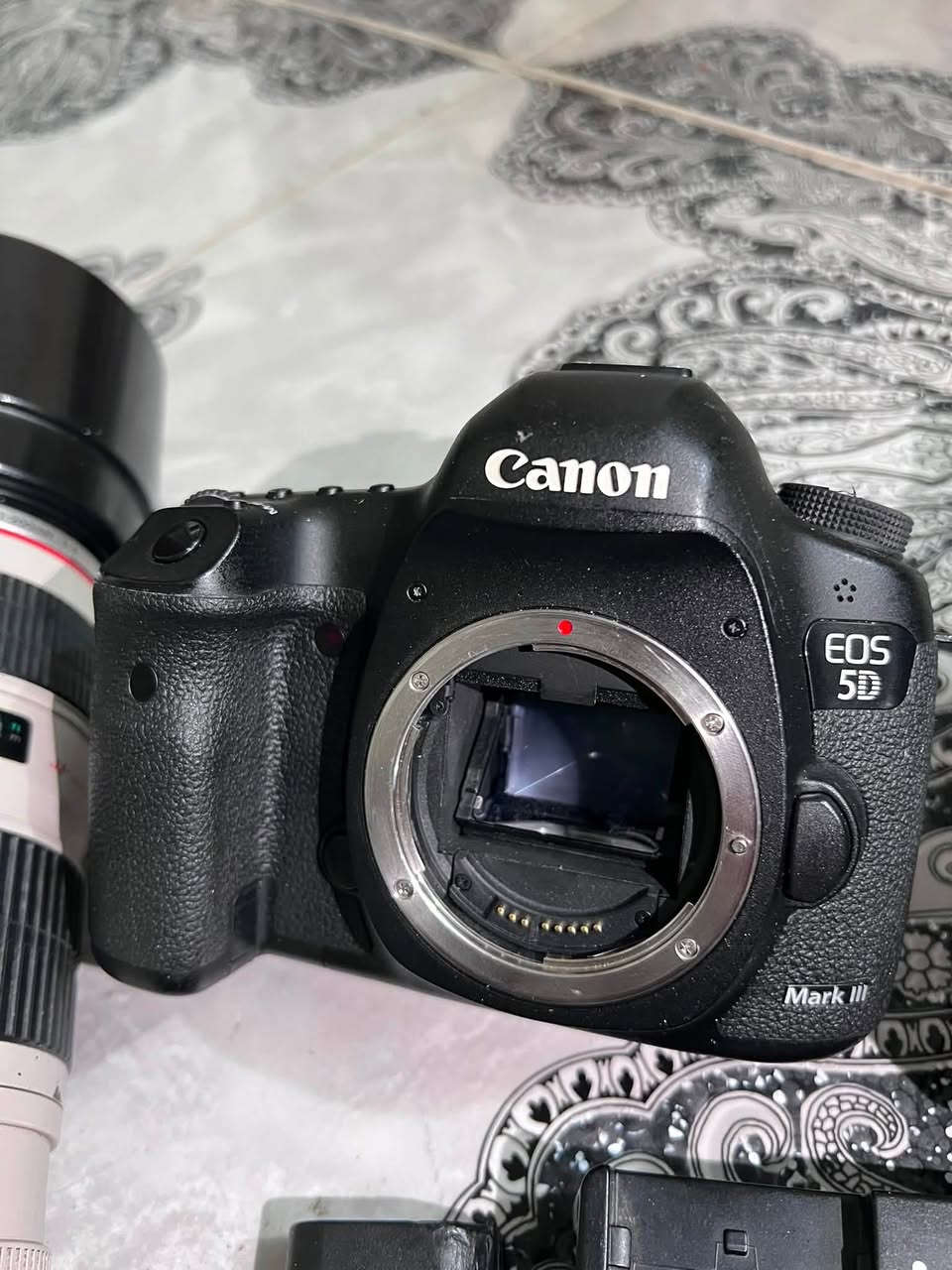 🔥 للبيع طقم تصوير Canon كامل 🔥
📸 Canon EOS 5D
📸 Canon EOS 7D

🔭 العدسات:
• Canon EF 70-200mm f/4L USM — عدسة L احترافية، مع الهود
• Canon EF-S 18-55mm — زوم

🔋 الملحقات:
• عدة بطاريات Canon
• شاحن Canon
• قبضة/حامل بطاريات وملحقاتها
• جميع القطع والملحقات الظاهرة بالصور

📦 البيع كطقم كامل، والقطع مثل ما موضحة بالصور.

📍 المكان: [ألانبار-فلوجة]
💰 السعر: [خاص]
📞 للتواصل: [***********]

الجاد فقط يتواصل، والمعاينة متاحة قبل الشراء.
