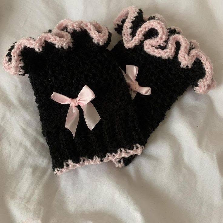 🧶✨ كفوف كروشيه ناعمة وأنيقة ✨🧶

للبنات والشابات 💕
تصميم أنيق ودافئ، ومناسب للشتاء ❄️🤍
ومزينة بتفاصيل الدانتيل والفيونكة 🎀

🧤 حياكة يدوية وبذوق حسب الطلب
🎨 ممكن تنفيذها بألوان مختلفة حسب رغبتچ
💌 للطلب والاستفسار راسلونا خاص

لا تفوتچ هالقطعة الحلوة، اختاري لونچ واطلبيها من هسه 🤍🧶

📍 النجف الأشرف
