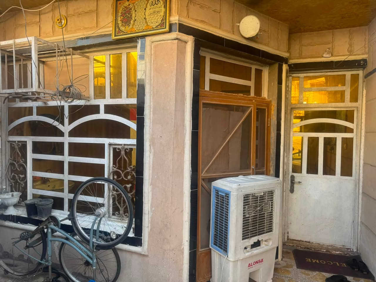 بيت 100 متر للبيع طابو صرف في منطقة البلديات حي الصحفيين طابقين نضيف واجه5 متر نزال20 يحتوي على استقبال+صاله+مطبخ حار او ترك+غرفة نوم+صحيات
الطابق الثاني غرفة نوم 5في5+صاله+صحيات+غرفة نوم 
الطابق الاخير سطح للاستفسار ***********
