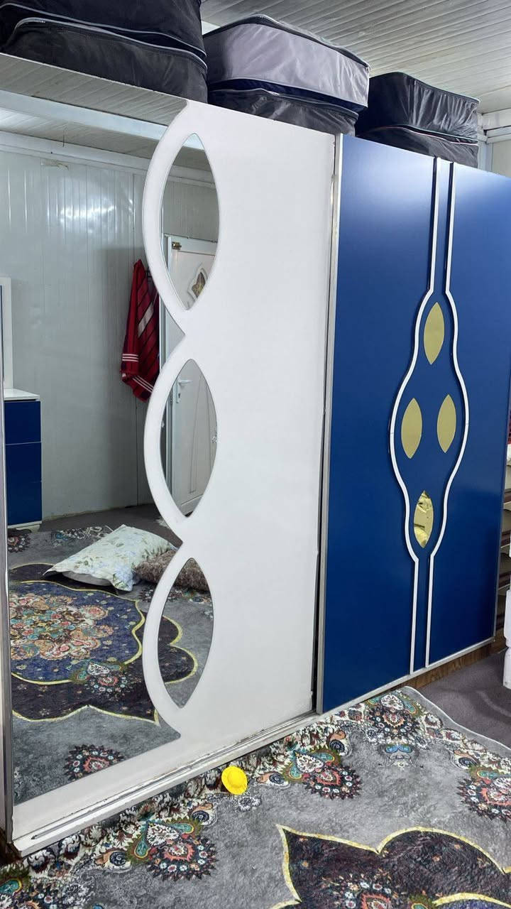 غرفه نوم بيها اضرار بسيطه بدون صومايه يعني جربايه وجرابي مال اطفال عدد ثنين وكراسي عدد٥  كلش قويات مكاني بغداد المشتل قيم واخذ رقمي بي واتساب ***********
