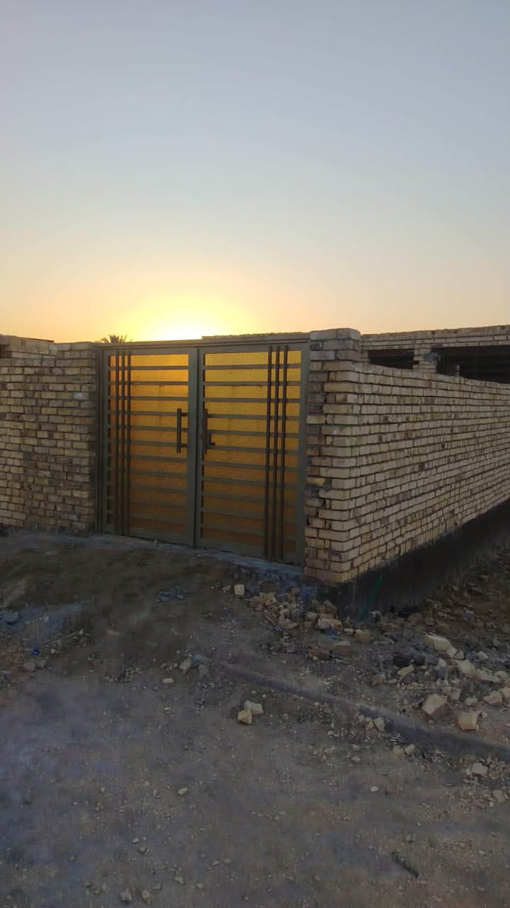 ياالله
هيكل للبيع  / او مراوس حسب القناعه 
لاساس كونكريت السقف عكاده 
المساحه 165 متر.  خريطة البيت حلوه 
غرفه / صاله / استقبل / مناور / صحيات داخليه خارجيه 
العنوان حي لامين  داخل مجمع سعيد  
السعر 40 مليون وبي مجال 

لاستفسار *********** واتساب
