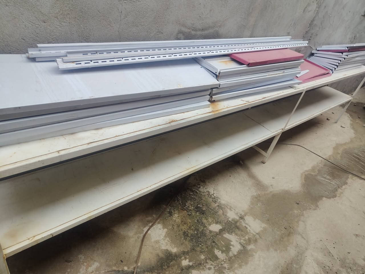 ميز مترين في مترين ونص 6خانات ميز 3متر في متر ارتفاع ارفوف عدد 40رف جدد وكاملات ***********
