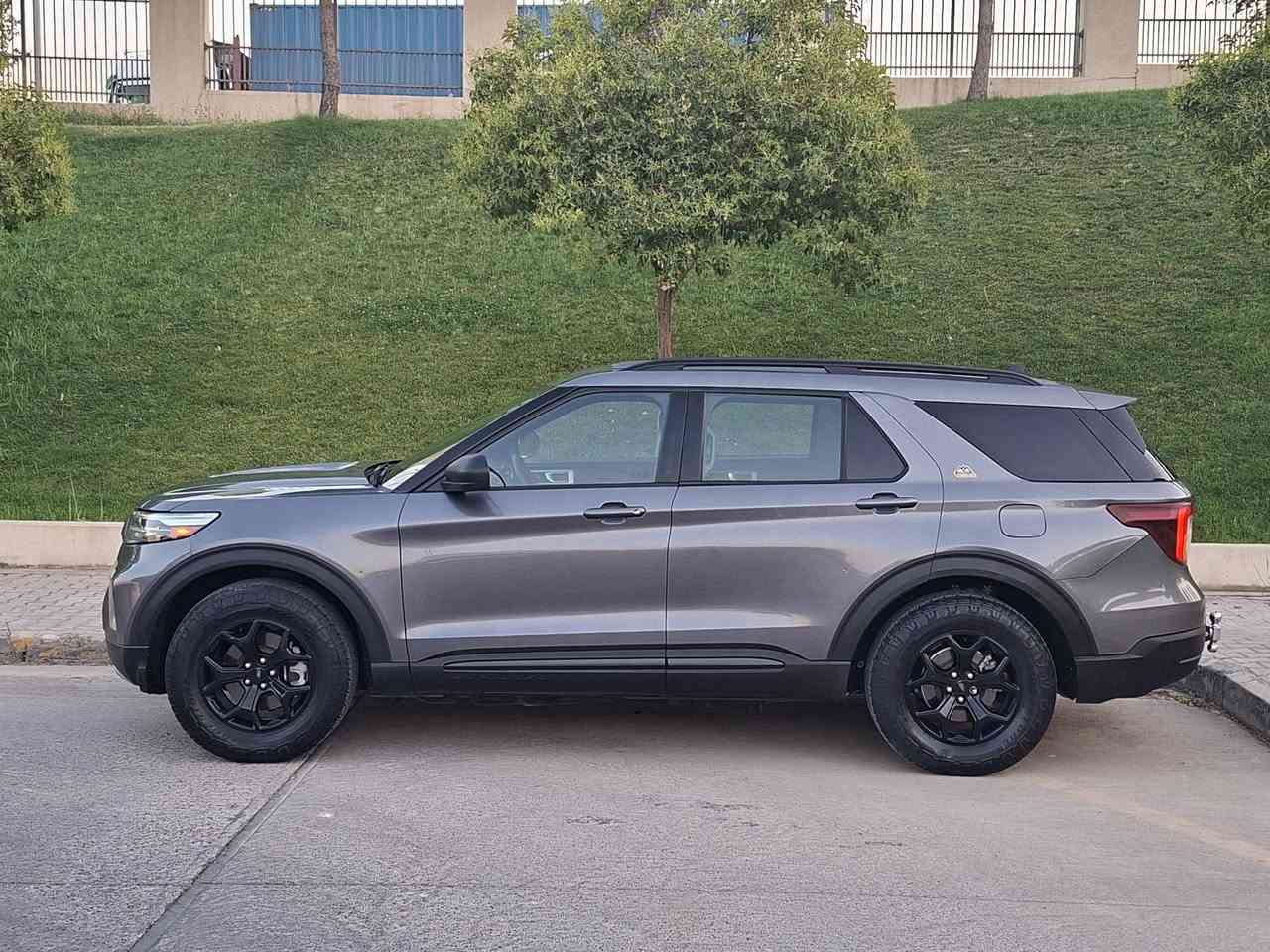‏Ford Explorer 2022 Timberline 4WD
السياره مرقمه جاهزة هزة رقم سنوية جديد بسمي السيارة 

الموديل : 2022

اللون :  نفطي 

 العداد :  44مايل

السعر : 260

 حجم المحرك : 4 سلندر (2,3L تيربو )
السيارة حادثها كلش خفيف بجم كبس بدون ايرباك رقم شاصي موجود بالمنشور 

المواصفات : Timberline

دبل اكسل 4WD
بصمة تشغيل 
كاميرة امامية و خلفية( 360 )
بصمات ابواب 
كراسي جلد لون زيتوني 
كراسي امامي تدفئة 
كراسي خلفي VIP تدفئة 
صندوق كهربائي  
كشنات كهربائي 
كشنات خلفي كهربائي
كشنات تدفئة 
كشنات خلفي تدفئة 
ستيرن تدفئة 
حساسات امامي وخلفي 
تشغيل عن بعد 
بصمة ترحيب 
عدد المقاعد (7) راكب 
رادار  وحساس امامي وخلفي
كشافات 
بريك بصمة Auto stop  
دبل صالنصه
بعد هواية مواصفات السيارة حيل نضيفة جاهزة مابيها اي نقص بشرط كير محرك تبريد كهربايات كله بشرط هزة رقم سنوية  جديد بسمي السيارة مكاني سليمانية سعر 260مجال للطيبين  للإستفسار اكثر اتصل ***********
