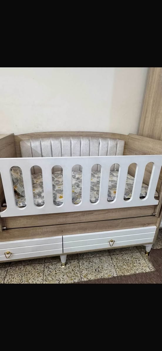 سرير طفل من غرفه تركيه
العنوان بغداد شارع فلسطين.    ***********
