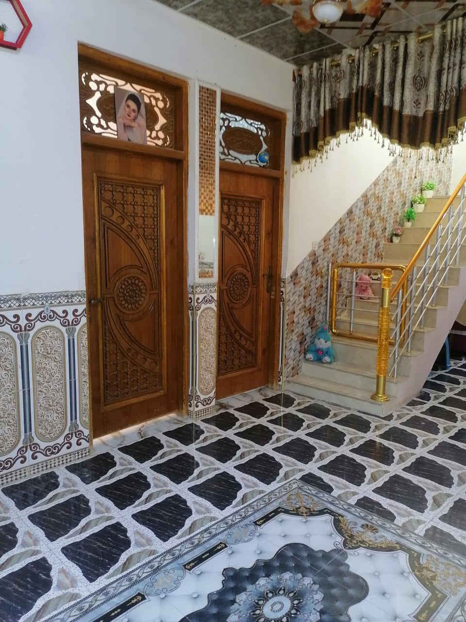 السلام عليكم بيت للبيع المساحه 200 م  البناء بلوك والسقف صب كونكريت قبق بناء 2020 يباع مع الاثاث ***********
السلام عليكم بيت للبيع المساحه 200 م  البناء بلوك والسقف صب كونكريت قبق بناء 2020 يباع مع الاثاث *********** 
غرفتين 
وصاله 
ومطبخ 
واستقبال 
ممر 
طارمه 
حديقه داخليه صغير

