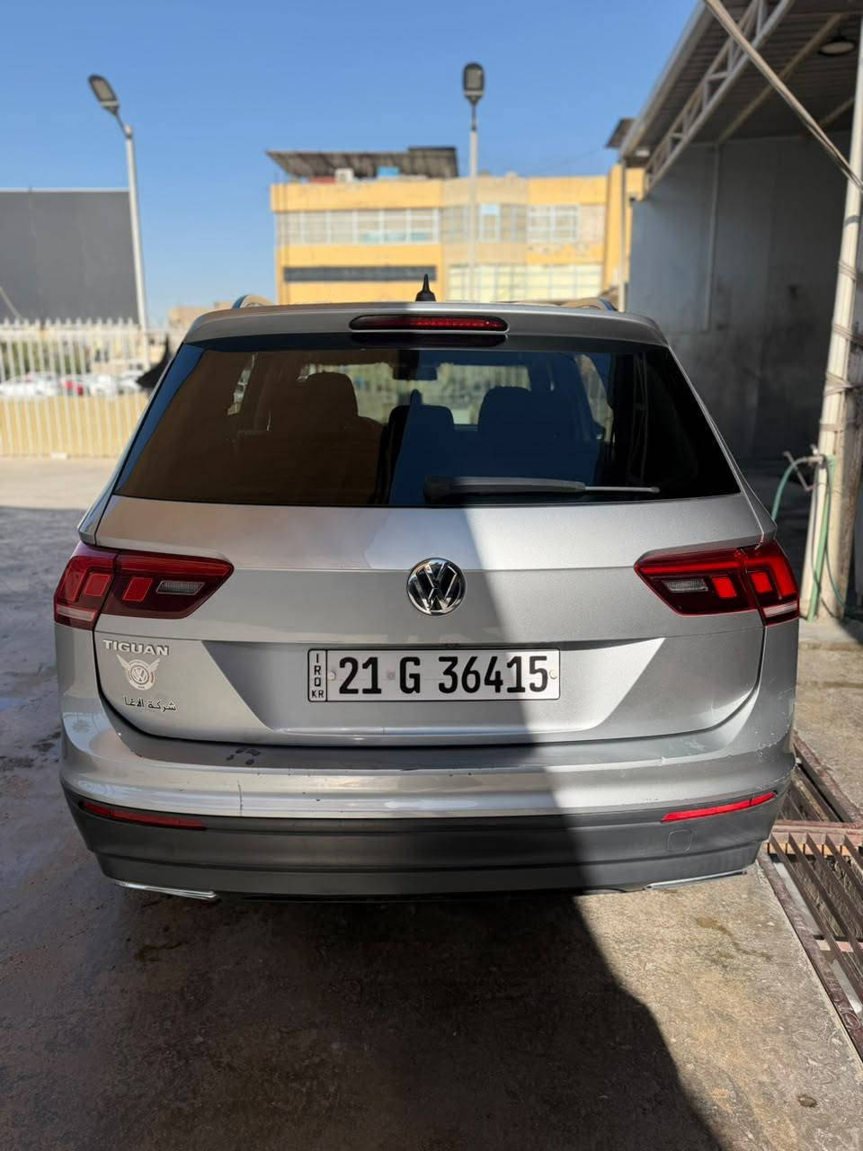 Volkswagen Tiguan 2020
*   المحرك: 2.0L TSI Turbo، 4 سلندر
*   القوة: 184 حصان
*   القير: أوتوماتيك 8 سرعات
4Motion أمامي وليس FWD :الدفع *
*   الوقود: بنزين
* عدد المقاعد : ٧ راكب 
*   الممشى: ١١٠ كيلو 
*   اللون: رصاصي 
*   الإضاءة: مصابيح أمامية وخلفية تعمل بتقنية LED
بالكامل مع إضاءة نهارية
*   الاتصال: دعم لاسلكي لنظامي Apple CarPlay و
بالإضافة إلى منصة شحن لالي Sal
للهواتف الذكية
* المنافذ: منافذ USB-C سريعة الشحن في الأمام
والخلف

* التكييف: نظام تكييف أوتوماتيكي ثنائي المناطق
مع تحكم باللمس وفتحات تهوية لية (na iat)
*   نظام الكبح التلقائي في حالات الطوارئ مع رصد
المشاة.
.(Blind Spot Monitor) نظام مراقبة النقطه العمياء *
* نظام الحفاظ على المسار والتنبيه عند الخروج منه
(Lane Assist)
Adaptive Cruise Control -) مثبت السرعة التكيفي *
•(ACC
*   حساسات أمامية وخلفية
*   كامره خلفيه
* اوتو ستوب 
* هاند بريك كهربائي بصمه 
* تايرات جديده مبدلهن 
* السعر : ١٤٧ ورقه 
* مكان سياره : بغداد سبع ابكار 
* رقم الهاتف : ***********   -     ***********
