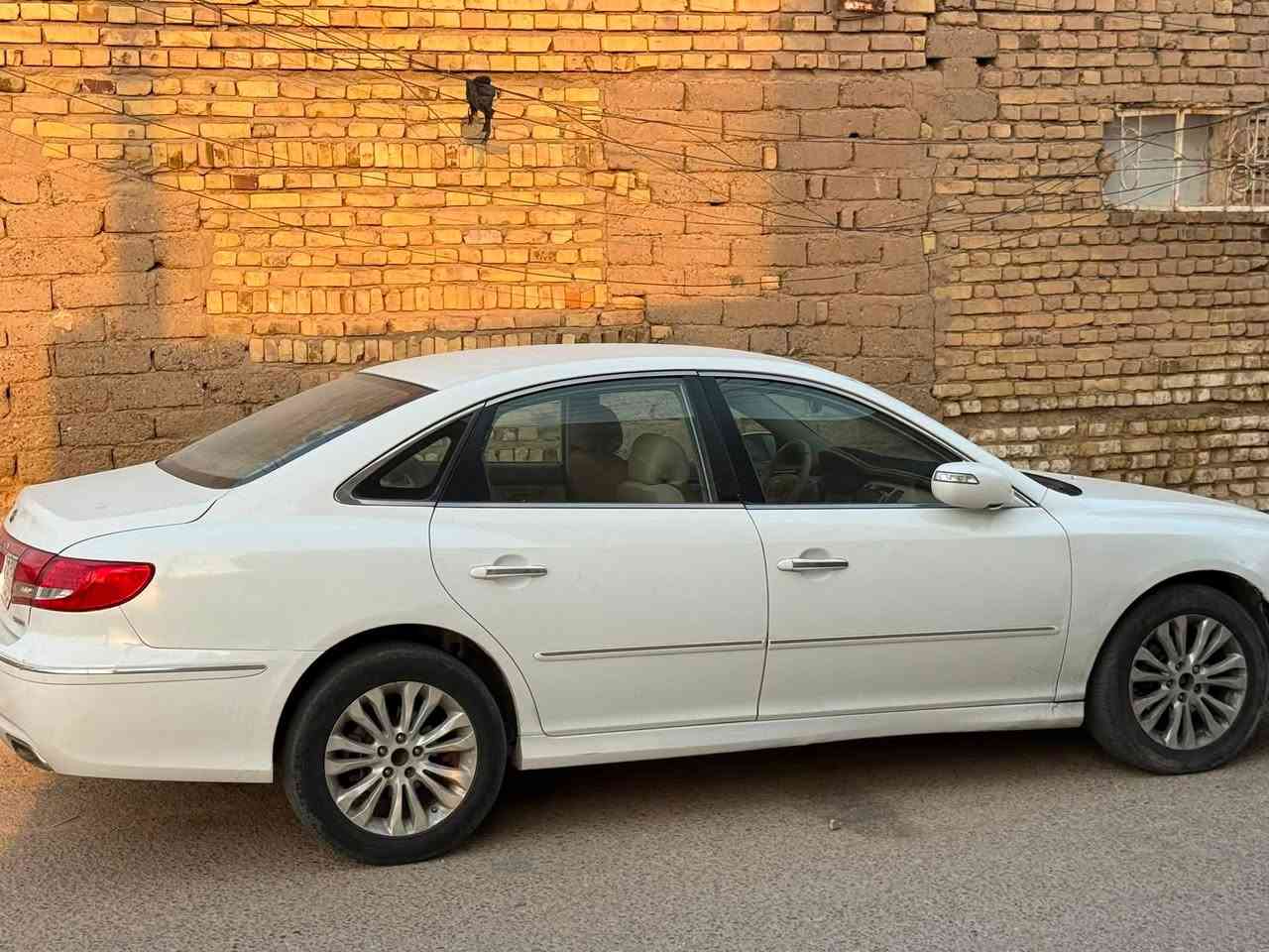 🚘 للبيع هيونداي أزيرا موديل 2011
السيارة أزيرا 2011 لون أبيض، سيارة واسعة ومريحة ومناسبة للاستخدام اليومي والسفر.

🔹 الموديل: 2011
🔹 المحرك: V6 سعة 3.3 لتر
🔹 اللون: أبيض
🔹 الداخلية: بيج
🔹 الجنوط: ألمنيوم
🔹 السيارة موجودة وجاهزة للفحص والتجربة.

السيارة معروضة بالصور على وضعها الحالي، والجاد يتفضل يشوفها ويفحصها.

💰 السعر: 105
📍 الموقع: [العمارة/ميسان]
📞 للتواصل: [***********]
