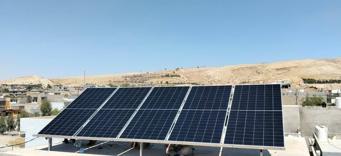 منظومة جديدة في حي عين وعلق - بعشيقة 
التجهيز : 10 صباحا و 5  امبير مساءا  من "شركة الطاقة الذكية"   
 اسم الزبون  : منزل السيد كرم علوكة 
الموقع: بعشيقة حي عين وعلق 

⚡ مواصفات المنظومات:  منظومة تغذي 10 امبير صباحا و 5 امبير مساءا   

🔹 انفيرتر 6 كيلواط فليستي 
✔️ضمان 5 سنوات 
🔹 بطاريات ليثيوم 5 كيلواط PTT 
✔️ ضمان 5 سنوات 
🔹 ألواح شمسية 620 واط عالية الكفاءة
✔️ ضمان 12 سنة

📊 أداء المنظومة:
☀️ إنتاج ممتاز خلال ساعات النهار لتغطية الأحمال الأساسية وتقليل الاعتماد على الكهرباء غير المستقرة.

💡 لماذا الطاقة الشمسية؟
✔️ كهرباء مستقرة طوال اليوم
✔️ تقليل كبير في مصاريف المولدات والوقود
✔️ تشغيل الأجهزة المنزلية بأمان وراحة
✔️ استثمار طويل الأمد يوفر عليك لسنوات

👷‍♂️ في "شركة طاقة الذكية" (https://www.taqa-smart.com) نقدم:
✅ منظومات منزلية وزراعية وصناعية
✅ منظومات On-Grid
✅ مكونات أصلية وضمانات حقيقية
✅ كادر هندسي متخصص وخدمة احترافية

الموقع الاول : بعشيقة شارع البانزيخانا 
الموقع الثاني : الموصل الطريق الرابط بين سايدين سعدي مهدي وتقاطع المصارف 
📞 للاستفسار والتواصل:
Korek: ***********
Korek: ***********
Asia: ***********
Korek: ***********

🌐 "الموقع الرسمي لشركة طاقة الذكية"
https://www.taqa-smart.com

☀️ استثمر بالشمس… وودّع مشاكل الكهرباء.

#الطاقة_الشمسية
#شركة_طاقة_الذكية
#منظومات_شمسية
#SolarEnergy
#الموصل
#Roj_Solar
#Sun
#Taqa_Smart 
#Bashiqa 
#Mosul 
#طاقة_ذكية
