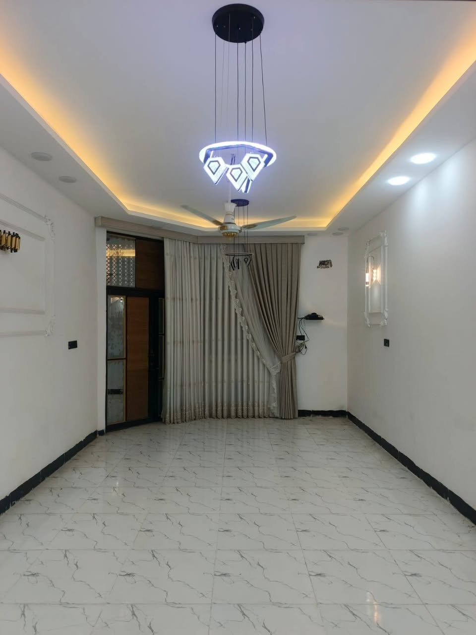 مساحه150  متر #طابو_زراعي  سند ٢٥
🤑 سعر90 الاستفسار ***********
تفاصيل لبيت (( موجود🎥📷 فيديو كامل للبيت
غرفه نو2// مطبخ// صاله// استقبال// صحيات خارج وداخل 

عنوان البيت  نجف ملحق قرية لغدير 
عرض الشارع  10متر 

بناء ممتاز// اساس وسقف صب 
طابوق 🧱 جمهوري

كل البيت #سقوف_ثانويه

كل الخدمات موجوده 
مدارس 🏫 سوق #تبليط 

ملحق قريه الغدير

البيت معه الاثاث 

***********واتساب توجد لدينه جميع مساحات متوفره النجف, العراق
