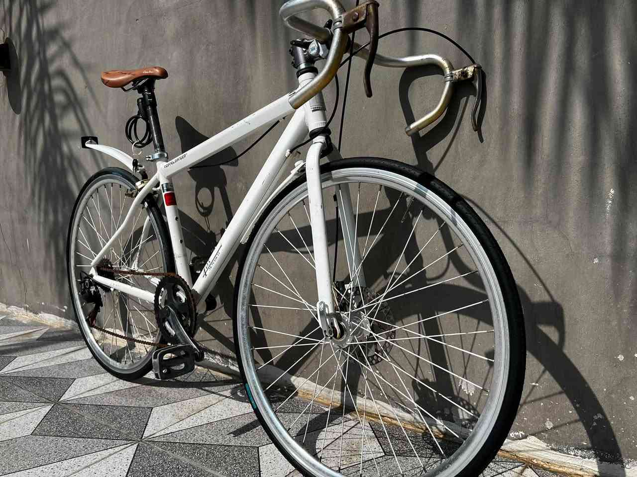 السلام عليكم ورحمة الله وبركاته 

⚡️🚲⚪️c700
( للبيع فقط )
البايسكل ياباني الاصل 
ختم واحد من الشركه المصنعه للهيكل والبايدر والستيرن 
( الدراجه المنيوم بالكامل ) وزن خفيف 
الهيكل والستيرن المنيوم ما عدا الماشا من الشركه حديد ( مو تبديل ) 
الوياله من شركة JOYTECH كما موضح في الصور 
البايسكل نضيف جداً وشوف عيونك وتجي وتشوف وتفحص وتدلل  
كااامل * بدون اي نقص بريك خلفي امامي شغالي اني مخففهن علمود السرعه 
كما ذكرت سابقاً البايسكل كامل ما عدا ضربه خفيفه بالويل الخلفي والويل معدل بس الضربه موجوده والبايسكل عندي سنين واطلع بي مسافات بعيده وما شكى من شي والضربه موضحه بالصوره ايضاً 
الليبلات والختومات الخاصه بالبايسكل ومكان تصنيعه كلها موجوده وبالنسبه للكشن ايضاً بلون مميز واسفنج مريح وما متعوب ابد 

(( تايرات وچوب خلفي وامامي اليوم شديتهن )) جدد 
والمخاد الخلفيه للبريك الخلفي ايضاً
البايسكل البريك الخلفي مخاد والامامي دسك وقرص من الشركه 
⚪️⚪️⚡️السعر 100 الف دينار قفل غير قابل للتفاوض والبايسكل المنيوم بالكامل اخوانه كاعد ينباعن ب 200 و250 .

العنوان بغداد المحموديه/حي الرشيد 

التواصل على الخاص او على الرقم 
***********/يوجد واتساب
