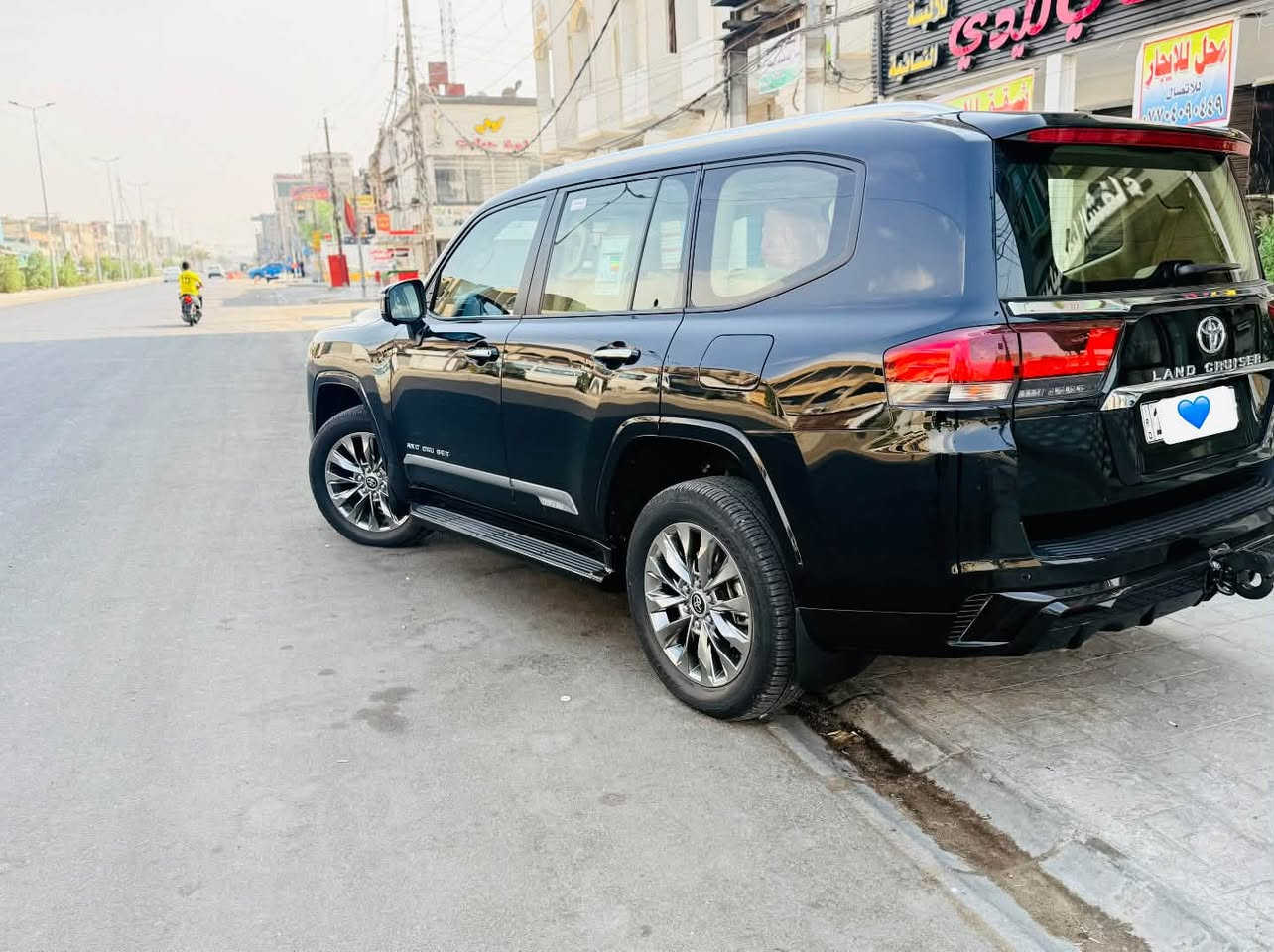 السلام عليكم 
لاندكروز لمتدد  2024 مكفولة كفالة عامه 
ماشيه 9 الف مغلفه ppf
مواصفاتها معروفه
5 كامرات
حساسات اماميه خلفية
كشنات تبريد
كشن 3 حركات
كشنات تبريد
وبعد مواصفات هواي 
رقم بغداد دولي تحويل ثاني يوم
سعر 675 وبيها مجال
للاستفسار الاتصال ***********
