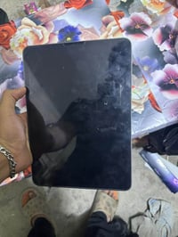 ايباد 11 برو m1 جهاز مكفول كلشي ما مبدل ذاكره 256 بس الضهر بس شخوط كار...