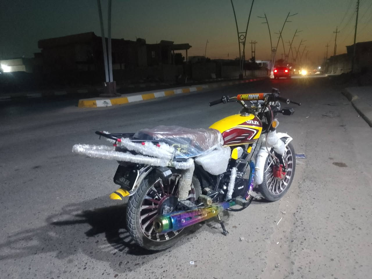 السلام عليكم دراجه زيرو موديل 25   سيفان للبيع محرك 200 تشغيل عن بعد نظافه 100% دراجه زيرو ماشيه 700 كيلو متر شوفه العين شرط كل شيء شغال  السعر 950 بها مجال شيء قليل الموشراي لا يخابر الرقم الهاتف فقط ***********
