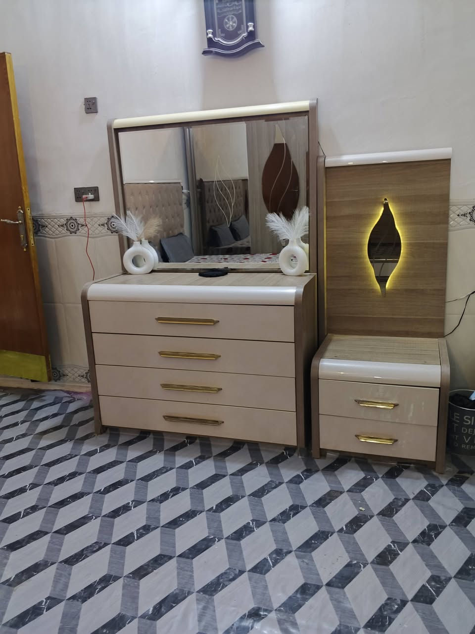 االسلام عليكم غرفة تركية للبيع ماركة مودرن نظافة كدام عينك مكاني ناحية الامام سبب البيع اريد اطبك الارضية وجيب اصغر‏‪***********‬‏ السعر650 للعلم اخوتها 16 ورقة
