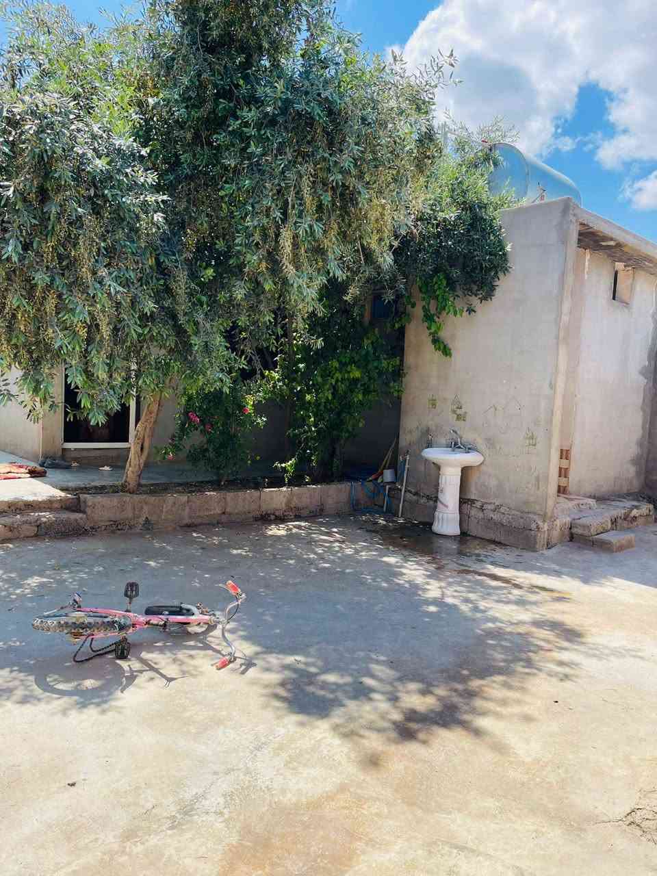#اعلان
بيت للبيع في حي الشعب مجاور ابتدائية الزاب و المحكمة يم السوك يعني ماتحتار 

يتكون من  ٣ غرف داخلية 

ربعة خارجية 7 × 4

غرفه خارجية مع صحيات شغل حديث

بيت محوش كامل و جاهز

شراي يتصل ***********
