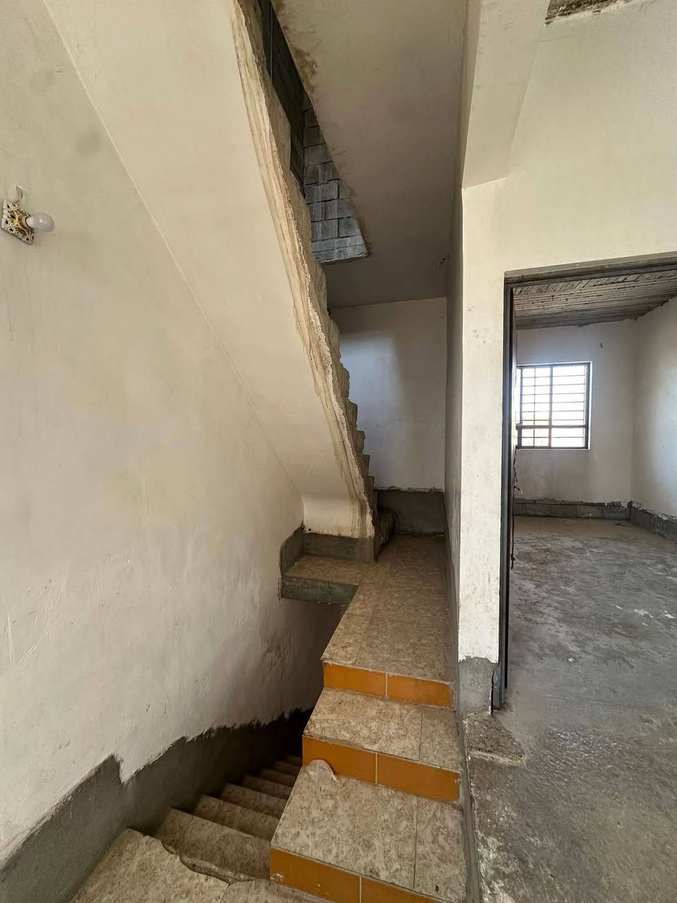 بيت للايجار في حي السماح الثانية غرف وهول ومطبخ وصحيات الطابق الأرضي والطابق الثاني غرفتين علماً الطابق الثاني غير مكتمل سعر للايجار 300 الف للاستفسار الاتصال على الارقام التالية ***********/  ***********

