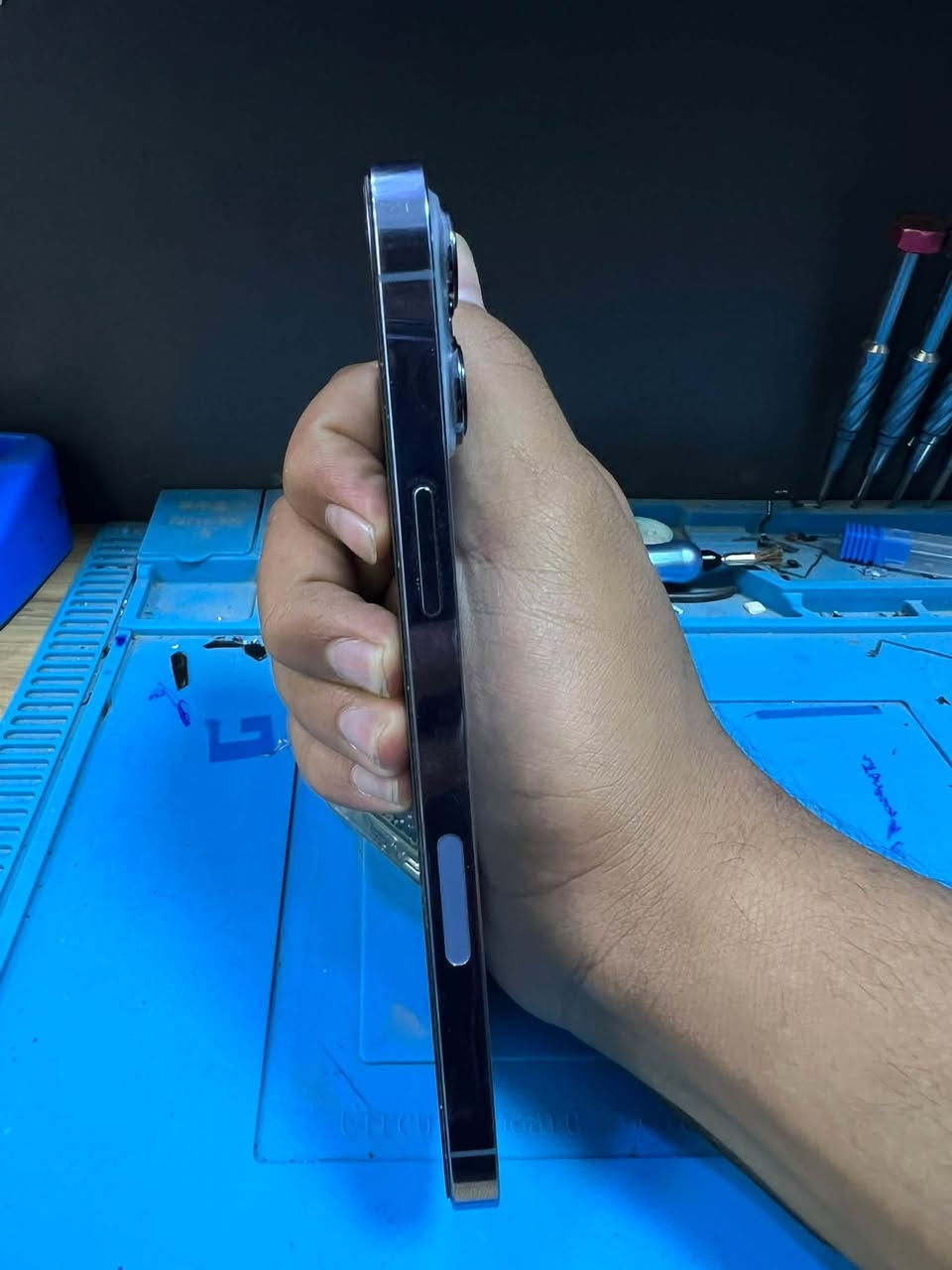 سلام عليكم
جهاز ايفون 13 pro max 
ذاكره 256
بطاريه 97بس مرفوعه البلاديه 83/84
نضافة 100‎%‎
الجهاز سعره 725 وبي مجال 
بغداد العبيدي واتساب ***********
فدوه ع المازنجر متوصلني شعارات راسلني واتساب وبيك خير ودلل

نص مكتوب في الصور:
- 48 9:15 حالة البطارية والشحن كما هو الحال مع البطاريات القابلة لإعادة الشحن، بطارية الهاتف قابلة للاستهلاك وتصبح أقل فاعلية مع الوقت. معرفة المزيد... الحد الأقصى للقدرة 97% هذا قياس لقدرة البطارية مقارنة بقدرتها عندما كانت جديدة. قد تتسبب القدرة المنخفضة بتقليل ساعات الاستخدام بين عملية الشحن والأخرى. أقصى قدرة للأداء ستساعد الأنظمة المضمنة في النظام والمكونات في تخفيف آثار الأداء التي قد تلاحظها أثناء التقدم الكيميائي في عمر بطارية iPhone. شحن البطارية المحسن للحد من استنزاف عمر البطارية، يتعلم الـ iPhone من عادات الشحن اليومية، بحيث ينتظر ولا يتجاوز 80% حتى يحين موعد حاجتك إلى استخدامه.