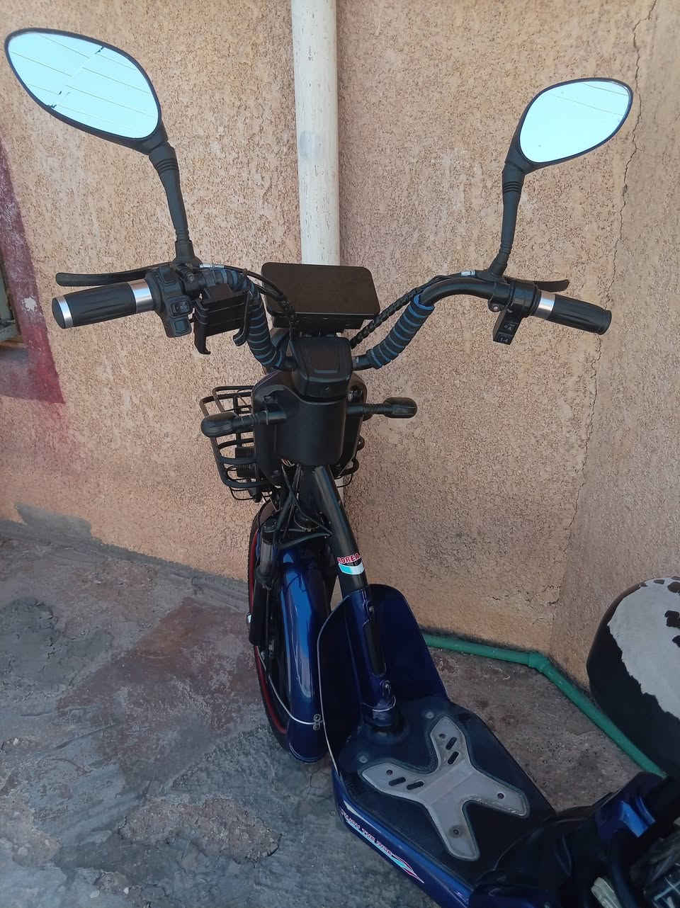 دراجه شحن  للبيع اي نقص مابيها بس بطاريات ضعيفات 
للستفسار ***********
