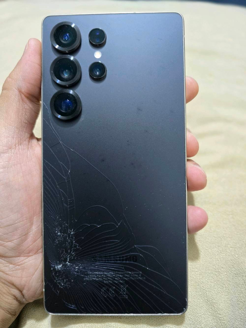 للبيع Samsung Galaxy S25 Ultra الجهاز نسخة 1 تيرا 
الجهاز نظيف جدا .. 
فقط الكسر بالزجاج الخلفي مثل ما موضح بالصور.. 
السعر قفل 1250 .. 
مكاني بغداد الدورة ..
او مراوس مع Z Fold 7 وادفع فرق 