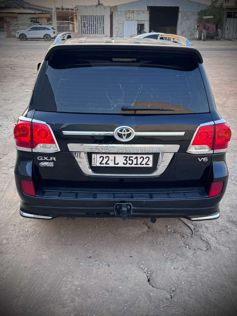 السلام عليكم
1.Land Cruiser
2./2013
3.فطيم جديده 
4.بيها منضومه غاز 
5.بيها جراد ب بنيد، و، جاملغ الايمن بارد فقط، 
6.6V
7.ماشيه 300الف 
العنوان واسط الزبيديه 
***********
