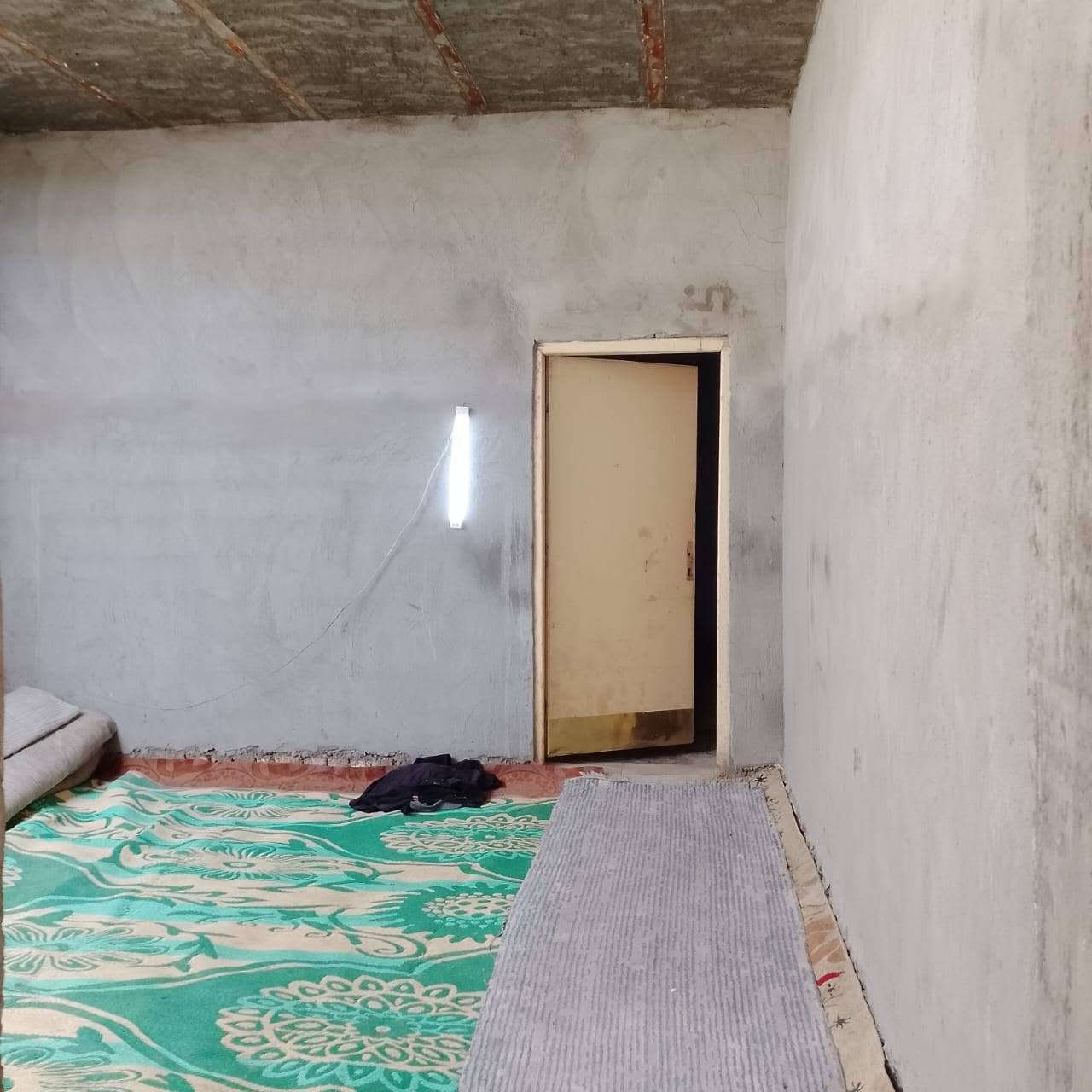 السلام عليكم اخواني بيت المساحة الإجمالية 100م شارع المطار قرب الرادار قرب محطه وقود المطار البيت البناء غرفه وصاله ومطبخ والاستقبال علا النص سند 25 البيت بناء ابلو عكاده البيت مناسب كلش السعر 15 وبي مجال الاتصال ***********
