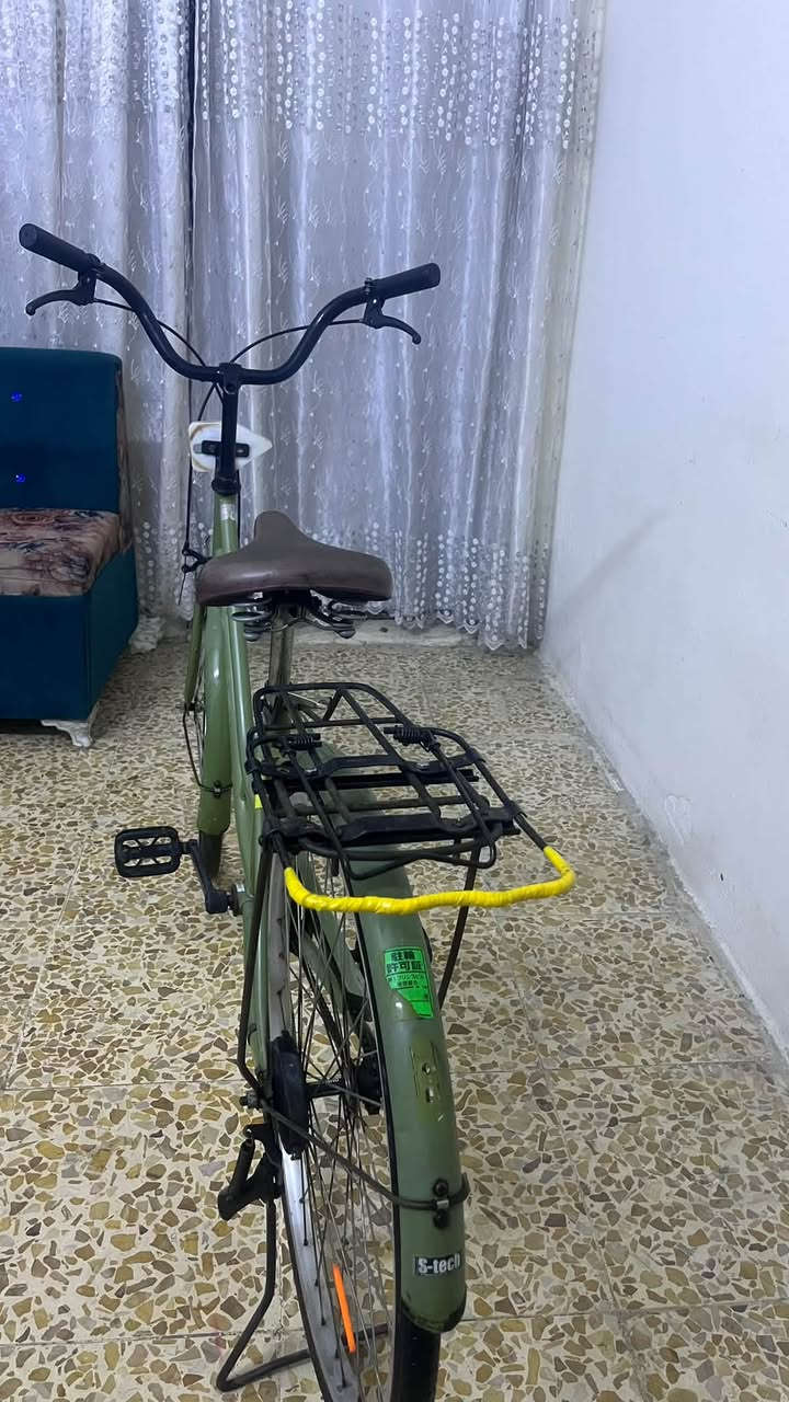السلام عليكم بايسكل بناتي للبيع البايسكل كامل من كلشي ما ناقصه شي حجم 26 نضيف اوياله موس تايرات نضاف ابريكات شغاله مال باله مكاني بغداد الإسكان شارع مستشفى الطفل رقم الهاتف ***********
