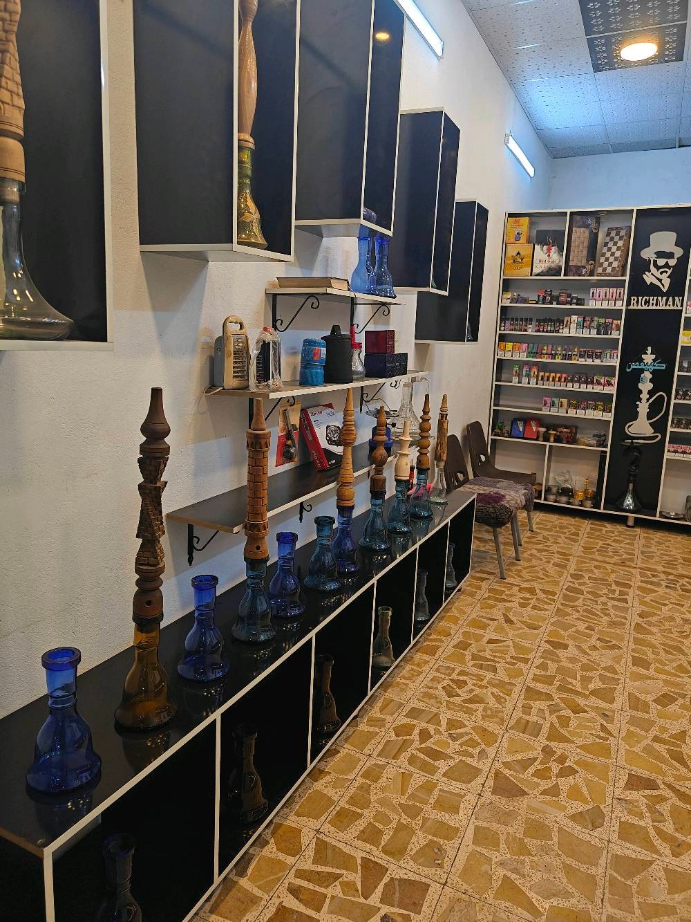محل أراكيل كامل للبيع 
للاستفسار الاتصال ع الرقم 
***********
المحل وين موقعه بالضبط؟ شنو المحافظة/المنطقة وأقرب معلم حتى الزبون يعرف يوصل؟: 
الشعب منطقه السريدات 
شنو موجود ضمن البيع بالضبط: الرفوف والديكور والمكيفات والميزان والمخزون كله داخل بالسعر لو بس التجهيزات؟: 
الديكور والتجهيزات والمكيفات 
المحل شغال وجاهز للاستلام والعمل مباشرة لو يحتاج شوية ترتيب/إكمال نواقص؟: 
كامل 
شنو سبب البيع؟: 
عدم التفرغ 
كم السعر النهائي؟ وبي قابلية للتفاوض لو لا؟: 
قابل للتفاوض 
