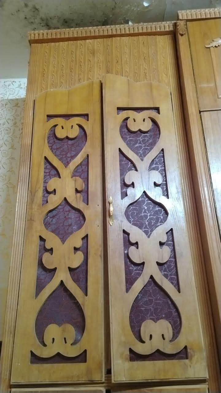 سلام عليكم ورحمة الله وبركاته عندي هذن لبيع قنصور زاويه ماريه مكاتب ثنيين وياهن دوشك مال تخت لبيع دفع سعر عجبني ابيعك ***********رقمي متوازي عل بعتهن
