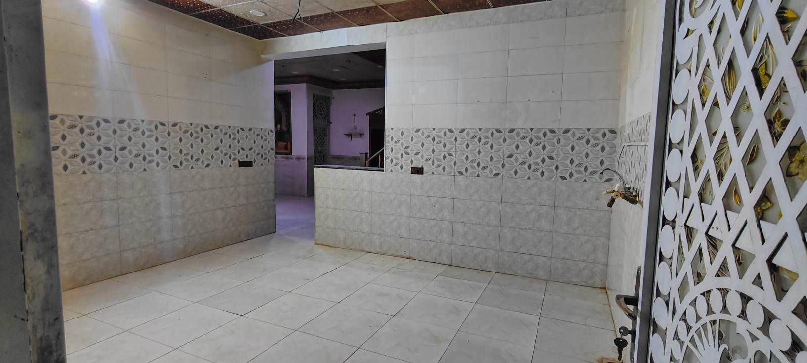 🏠 **متوفر بيت للإيجار**

📐 **المساحة: 200 متر**

 **الموقع: حي النداء – شارع المجمعات
 على شارع الـ60، يم **مجمع الكرار السكني**
 منطقة الـ52 ألف

✨ **مواصفات البيت:**
• غرفتين نوم
• صالة
• استقبال
• مطبخ
• صحيات داخلية
سعر الإيجار ٤٠٠ الف الشهر 
📞 **للاستفسار: ***********
📱 **واتساب: ***********
