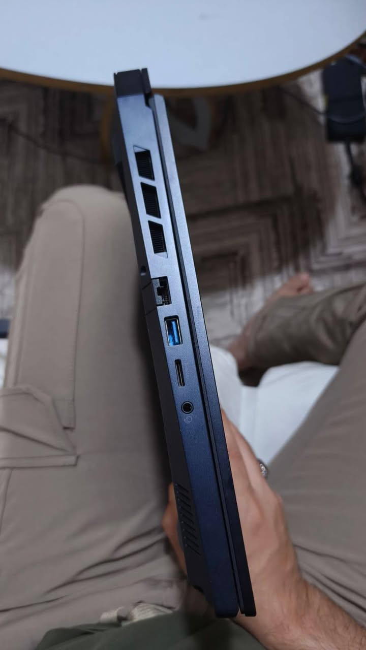 لاب توب قيمنق قوي جدا  (Acer Predator Helios) 🔥💻
​  للألعاب والاحتراف (حالة ممتازة)
​ لاب توب تشغل كل الألعاب على أعلى إعدادات 2k ، أو تشغل برامج المونتاج والـ 3D والبرمجة الثقيلة بدون أي تهنيج

​✨ المواصفات :
​المعالج: Intel Core i9-14900HX ( معالج جيل 14 من إنتل، أداء قوي للمهام الثقيلة)

​كرت الشاشة: NVIDIA GeForce RTX 4060 8GB (بطاقة قدرة تصل إلى 140 Watt لدفع أعلى فريمات)

​الرام: 16GB DDR5 بسرعة 5600MHz

​التخزين: 1TB NVMe SSD (سرعة  بنقل البيانات وتشغيل النظام)

​الشاشة: 16 بوصة بدقة WQXGA (2560×1600)، بتردد 240Hz وزمن استجابة 3ms (ألوان ممتازة وسلاسة فائقة بالألعاب التنافسية)

​التبريد: نظام تبريد متطور AeroBlade 3D مع معدن سائب (Liquid Metal) للحفاظ على حرارة ممتازة تحت الضغط.

​الكيبورد: 4-Zone RGB قابل للتخصيص.

​💰 السعر :2,000,000 دينار عراقي (مليونين) وبيه مجال
📍 الموقع: النجف الأشرف (يتوفر توصيل / معاينة مباشرة)

رقم الهاتف : ***********
