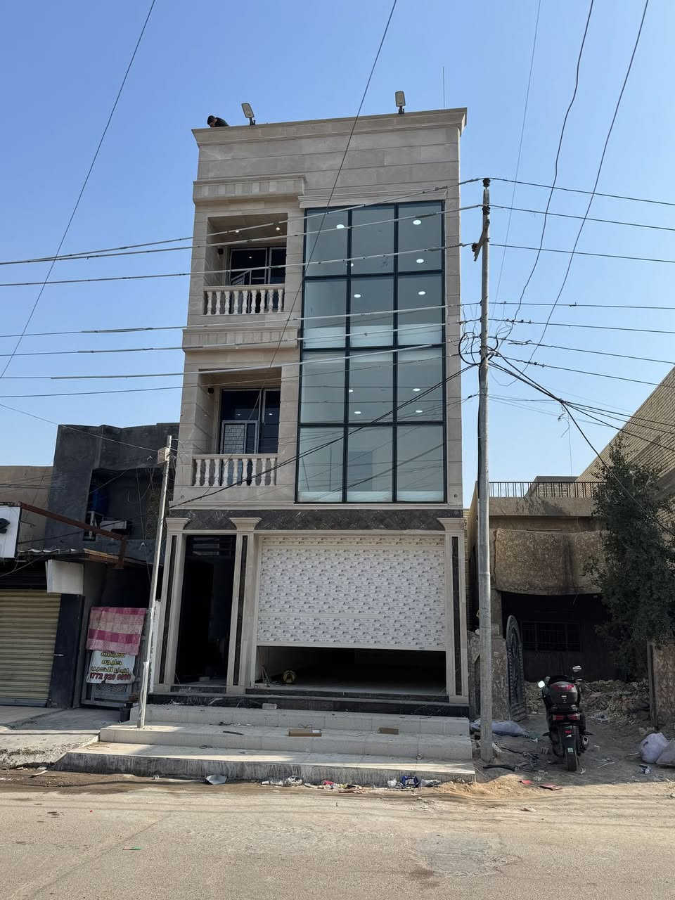 السلام عليكم 
بنايه للبيع في حي الجهاد مدخل  الضباط 
مساحه البنايه ١٥٠ متر  واجهه ٦ نزال ٢٥ 
تحتوي على ٥ شقق ومحل كبير 
تصلح مجمع طبي او سكن او مركز تجميل 
للاستفسار اتصل على الرقم التالي 
***********
عباس للعقار 
يوجد خدمه واتساب للاستفسار ونستقبل اتصالاتكم ورسائلكم ❤️☎️
