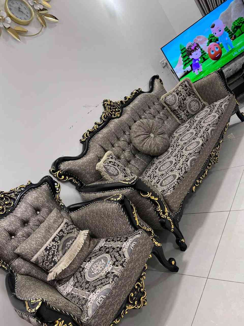 السلام عليكم تخم مصري زان جديد مثل ماموضح بصوره ١٠مقاعد اخذته ب٣ملايين واعرضه بمليون ونص العنوان بغداد السيديه رقم الهاتف ***********
