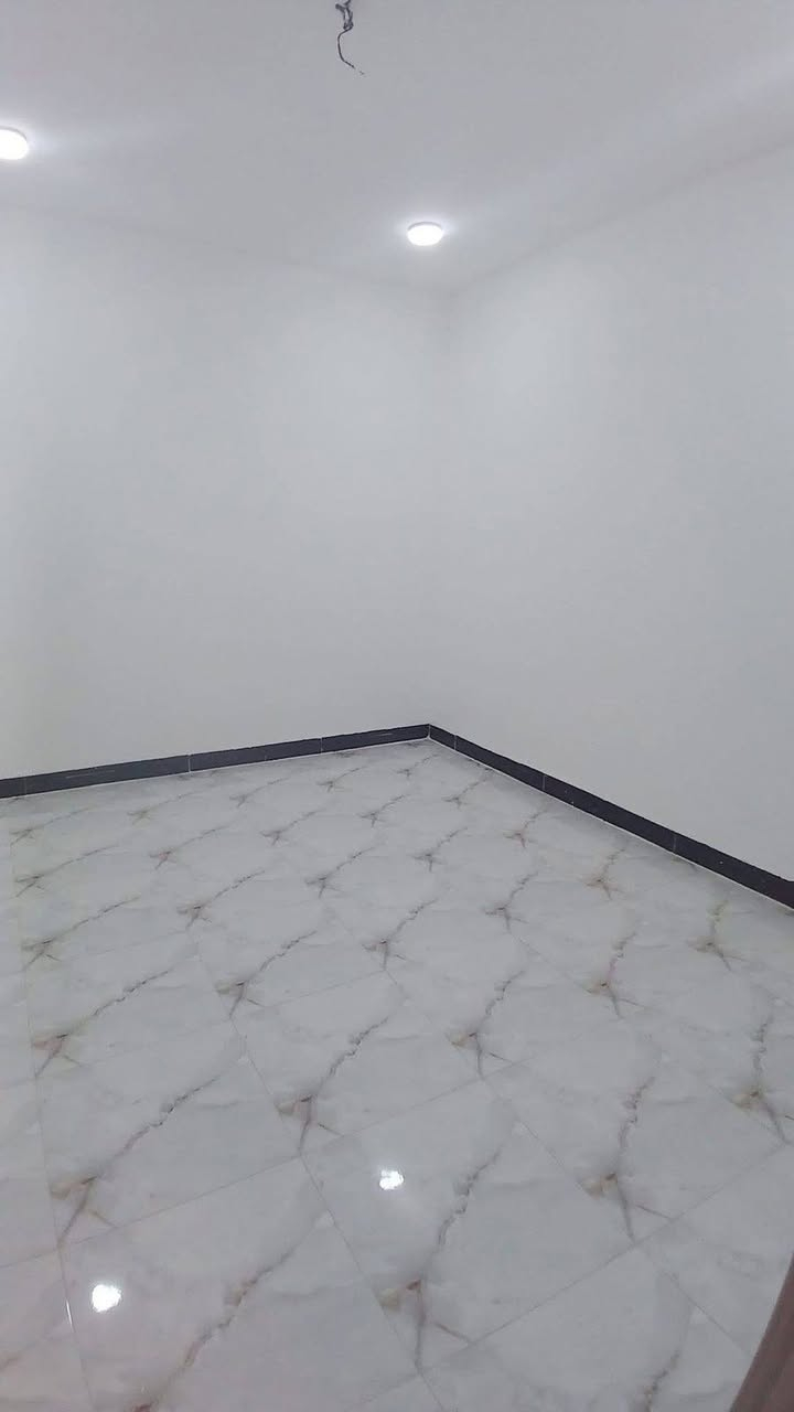 السلام عليكم يوجد بيت لإيجار الديوم التوحيد
مساحه (١٠٠) متر طابقين (٣) غرف نوم وصاله وربعه ومطبخ ومجمع صحي داخلي وخارجي 
الارضيه سيراميك وسقف سحب مغربي  الستفسار التصال  (***********)بيت بعده زيرو
