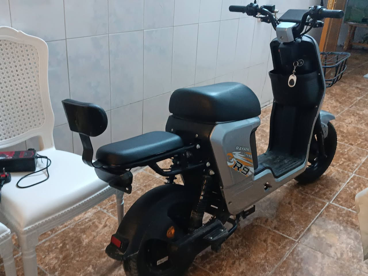 دراجه شحن نوع R9شركة ريان للبيع مستعمله 6اشهر بطاريات جدد نضيفات خمس بطاريات جدد كامله مكمله سعر 460وبيه مجال مكاني سماوه اي استفسار على رقم ***********
