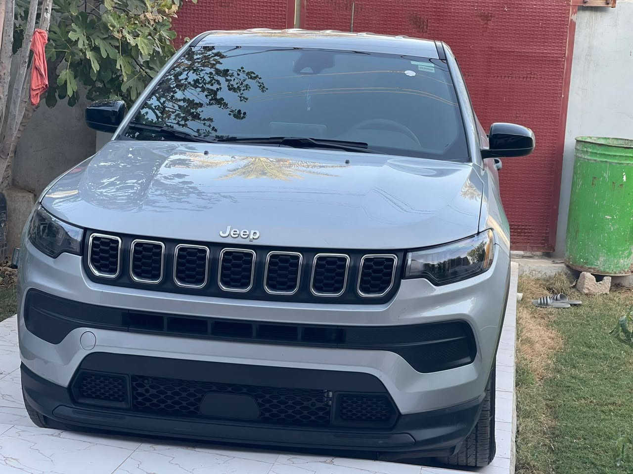 جيب كومباس موديل ٢٥ رقم شهداء ماشيه ٣٠ مكانها بعقوبه الأسود ضرر باب السائق فقط بدون تكمه  السعر ١٤٥ واذا مراوس بكامري يرهم صارلها ١٠ ايام من دخلت اني كاصها بيدي ***********
