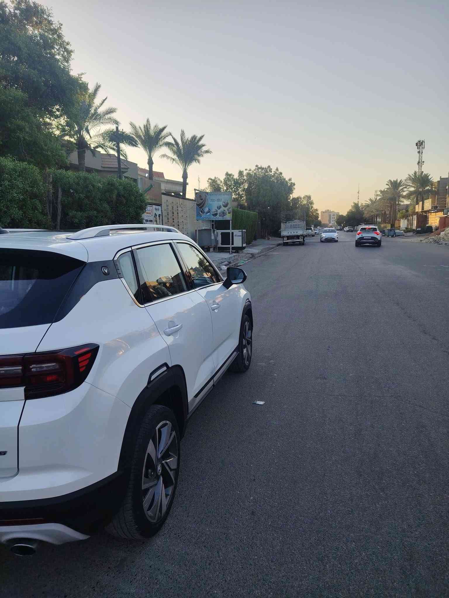 ‎السلام عليكم
‎للبيع شانجان cs35 plus  
‎ لون ابيض 
السعر 14 مليون او ربع 
‎ضمان شركة البخيت موديل 2021 كفاله عامه 
فول ‎المواصفات 
‎محرك 1400 توربو بانزين عادي
عداد المسافه180
‎ وضعية قيادة رياضية
‎ مقابض الابواب / كروم
‎ مثبت سرعة ( كروز كونترول)
‎مكابح ABS
‎ نظام الكتروني لتوزيع القوى بالتساوي على العجلات الاربعة عند التوقف EBD
‎ نظام للمساعدة اثناء النزول على منحدر HDS
‎ قفل السيارة يفتح اوتوماتيكيا عند الاصطدام 
‎ حساسات خلفية عدد 3 
‎ نظام لتتبع ضعط الهواء في الاطارات
‎ تشغيل عن بعد
‎ قفل مركزي + مفتاح ذكي + تحكم بالمقود
‎ فتحات خلفية للتبريد
‎ شاشة العدادات LCD 7 inch
‎ مرايا جانبيه قلابه وتعدل كهربائيآ ومدفئة
‎ بانوراما مع تحكم عن بعد
‎ كاميرا خلفية 360 درجة
‎ تحذير وتوقف تلقائي عند وجود سيارة 
‎ سماعات ومكبرات صوت عدد 6
‎ اضواء اماميه واضواء خلفيه LED 
‎ كشنات جلد طبيعي
‎وهناك مواصفات اخرى 
العنوان بغداد البلديات الرقم ***********‎
