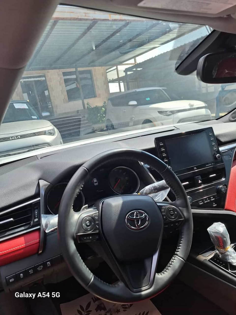 السلام عليكم تويوتا 22 كامري XSe اعلى فئة بل كامري
المواصفات :

عداد دجتال 

خمس كامرات محيطية 360 درجة

داخل احمر 

كراسي 2 كهرباء 

تدفئة كراسي وتبريد 

أربع فتحات اكزوز 

سقف بانورامي 

داتا شو عداد على القزاز وجميع المعلومات

سماعات من ماركة JbL اليابانية 

شاشة حجم كبير  ايظاً من ماركة JbL 

كراسي مزخرفة على شكل جواهر 

قيادة ذاتية 

رادارات 360 درجة حساسات 360 درجة

أضويه امامية ليد 

ويل حجم كبير 

على جميع الأبواب حساسات فتح السيارة 

جنطة تفتح عبر تمرير القدم 

السعر : 235 ورقة وبيها مجال 

رقم التواصل: ***********  فقط واتساب او على الخاص  الخط مغلق
