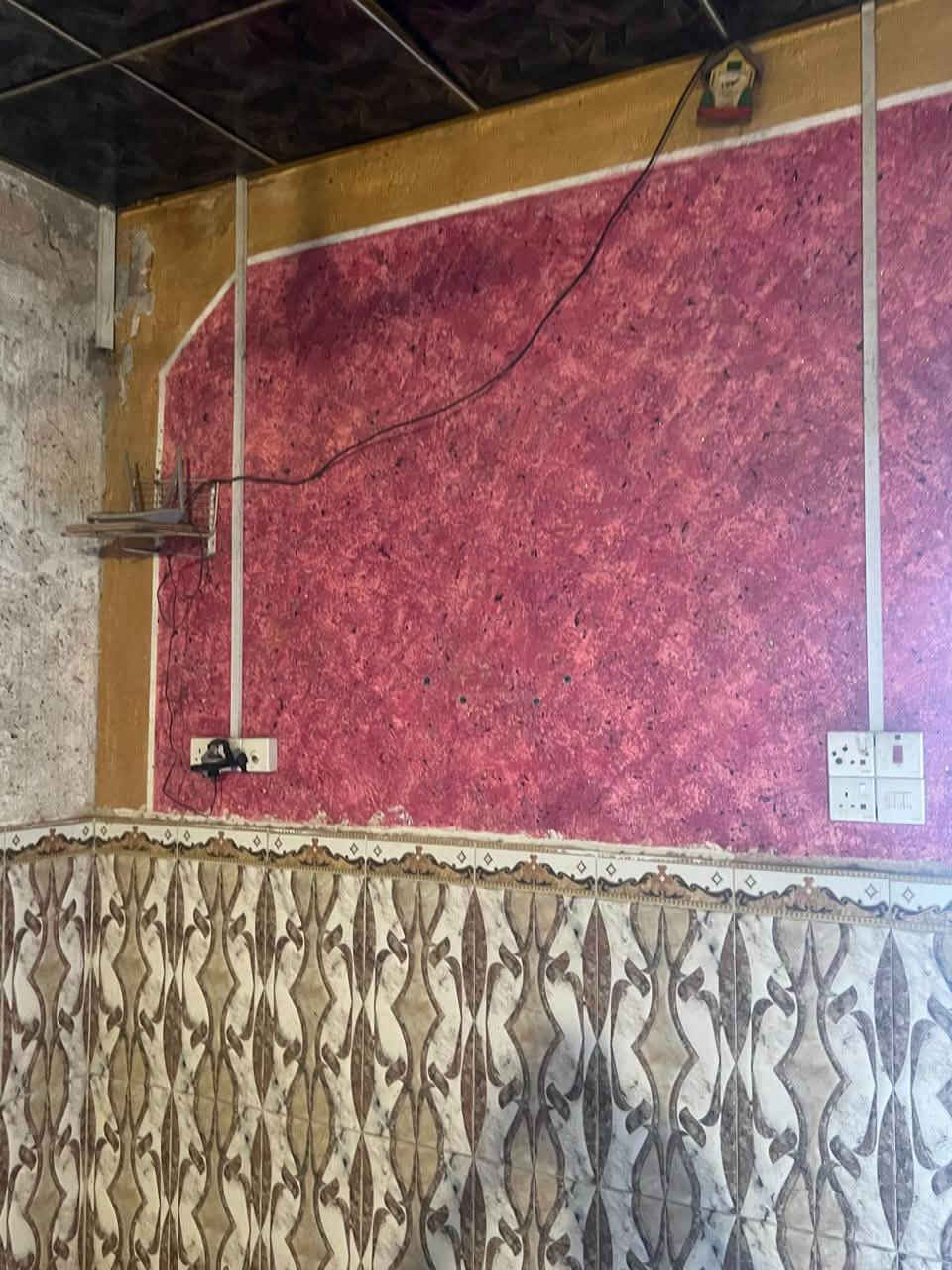 بيت نضيف في منطقه الطوبه والنخيله مقابيل سريع مديريه المرور نوع العقار حواسم
يتكون من 4غرف ومخزن ودوانيه ومطبخ وصاله كبيره  ومشتملات وكراج كبير ومقابيله قطعه تابعه للبيت 
سعر خاص
رقم الهاتف ***********

