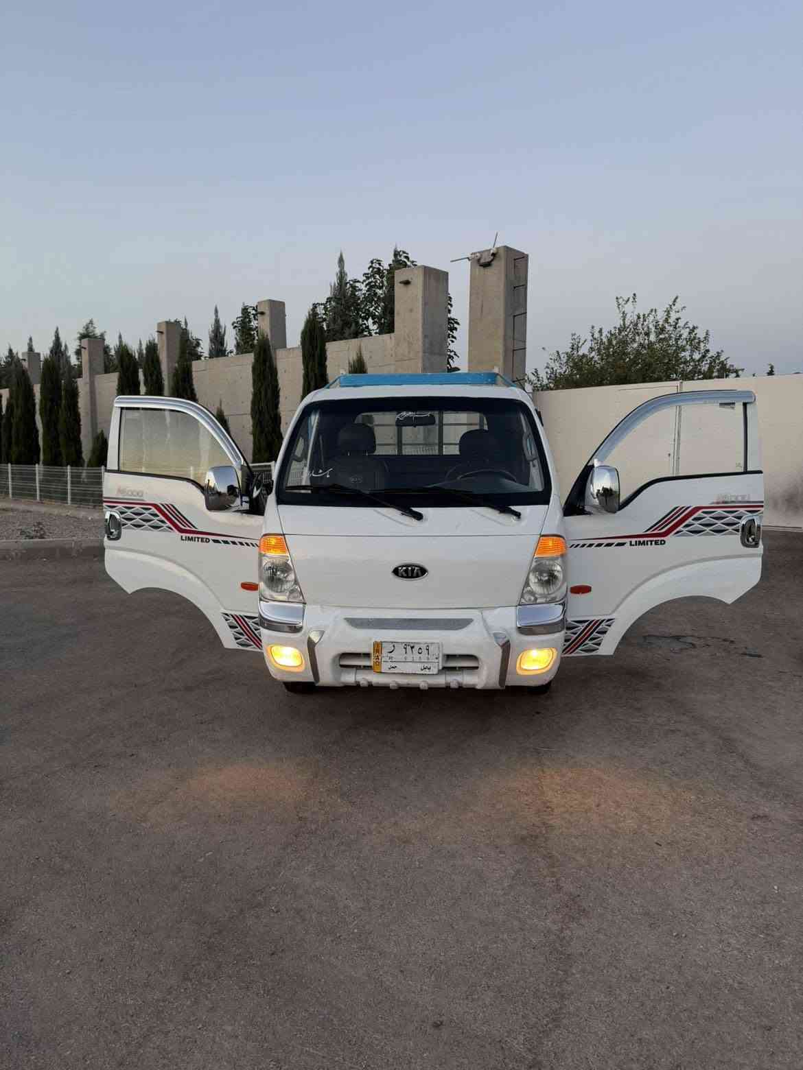 کیا مۆدێل 2011 سەیارەکە ساغە ..موسوبراوە بەشەرت
مەکینە 3000عادی پەمپونۆزڵ مەکینەمەرغوب گازهەرناخوات..
سەیارەکە دەعموولێدراوی نیە .جێ جئ بۆیاخی هەیە 
من بەکامل بۆیاخ ئەیفرۆشم.
گێڕ مەکینە ئەکسل شانسی بەشەرت
تەبریت ساردوگەرم بەشەرت
6تایەی لۆکی تازە بۆ بەستراوە ناوبۆدیو چەمچە 
تەقەوڕەقەی نیە .کارەبای مەزبوت  دەعامی بۆ دەعامی بەشەرت .حازرە بۆ ئیش....سعری 55گەڵاو یەک مەجالی برایەنە  پارەی بڕاوەیەکیش نیە شوێن سلێمانی *********** ڕەحمەتت لێبێ ئەگەر زۆر زۆر مشتەری نیت سەرم مەیەشێنە
