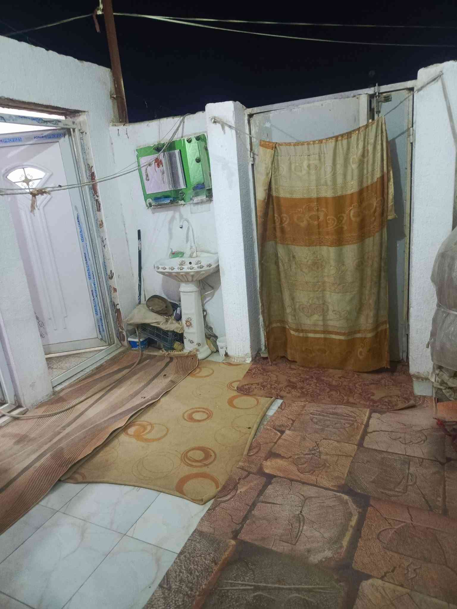 سلام عليكم بيت البيع يم الكنطره ما شيخ نعمه مساحته135 بي غرفتين ومطبخ وباب خلفي وستقبال  سعر خاص ***********
