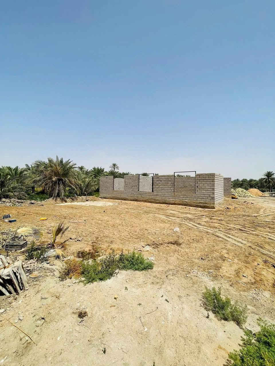 دار للبيع
في المناذرة حيرة (طريق الصنين) . 

 (منطقة الرويطات )👈🏻مجاور جامع ذو الفقار 

 دونم طابو زراعي سند 25 ب اسمي 

المساحة 300بناء مع الأثاث 

مع هيكل دار 150متر 

التفاصيل. الدار مكون من 4 غرف 

مطبخ 4 ×6
  

صالة 4 ×6

إستقبال 5 ×13

هـول 5 ×10
وصحيات داخل وخارج  
وحدايق  امامية وخلفية 
الاستفسار على الرقم
***********
