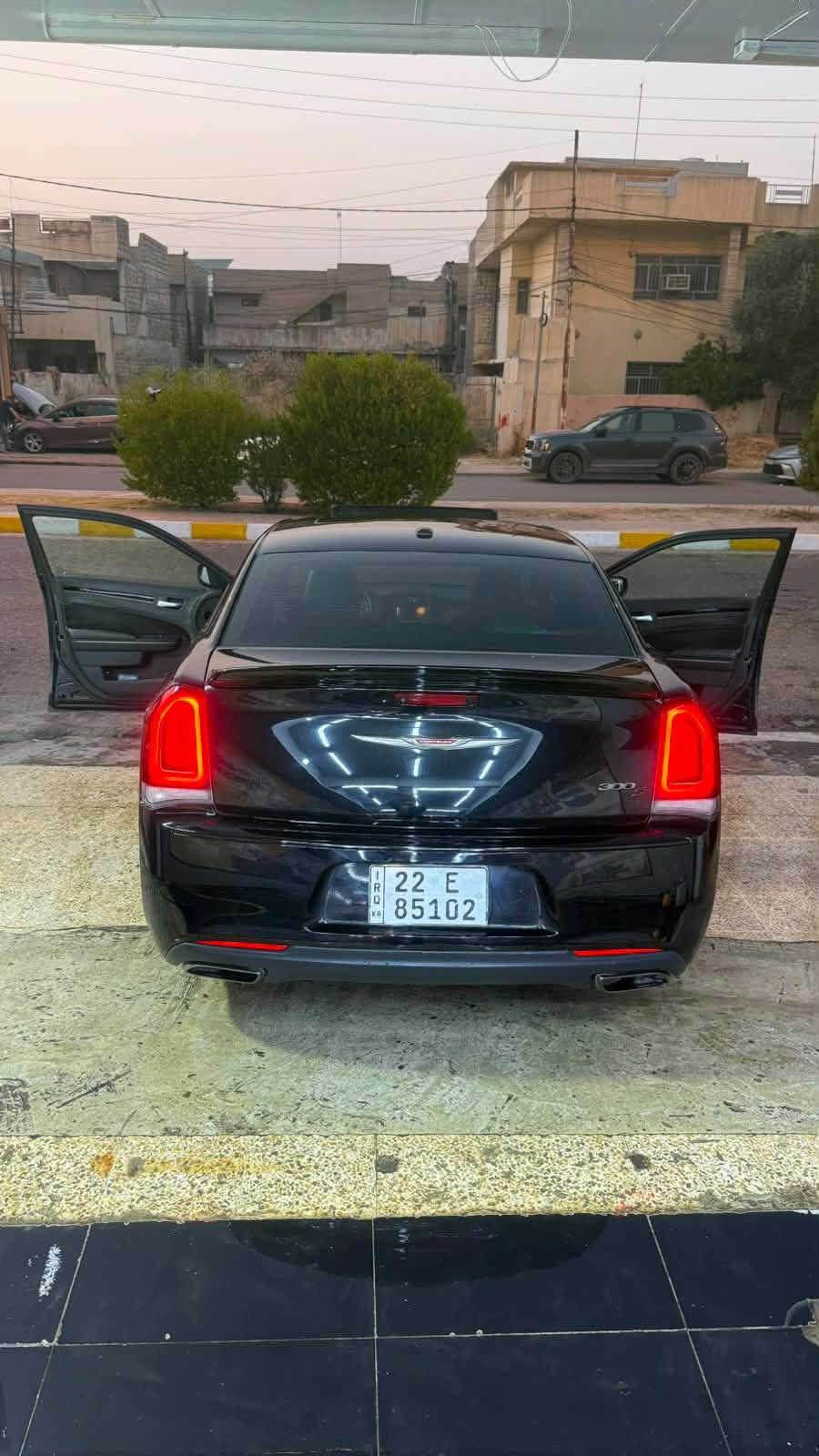 Chrysler 300S Gold 2017
السيارة كلين
• المحرك: V6 سعة 3.6 لتر
• القوة: 300 حصان
• ناقل الحركة: أوتوماتيكي 8 سرعات
• الجنوط: 20 إنش رياضية
• السقف: بانوراما 
• المقاعد: جلد رياضي مع تدفئة
• نظام الترفيه: شاشة Uconnect مع Bluetooth وApple CarPlay/Android Auto 
• الإضاءة: LED نهارية ومصابيح أمامية بتصميم رياضي
• اللون: أسود لامع  السعر 235 مجال بسيط يرهم مراوس الاستفسار اتصل *********** مكان السياره موصل سياره جاهزه استخدام شخصي
