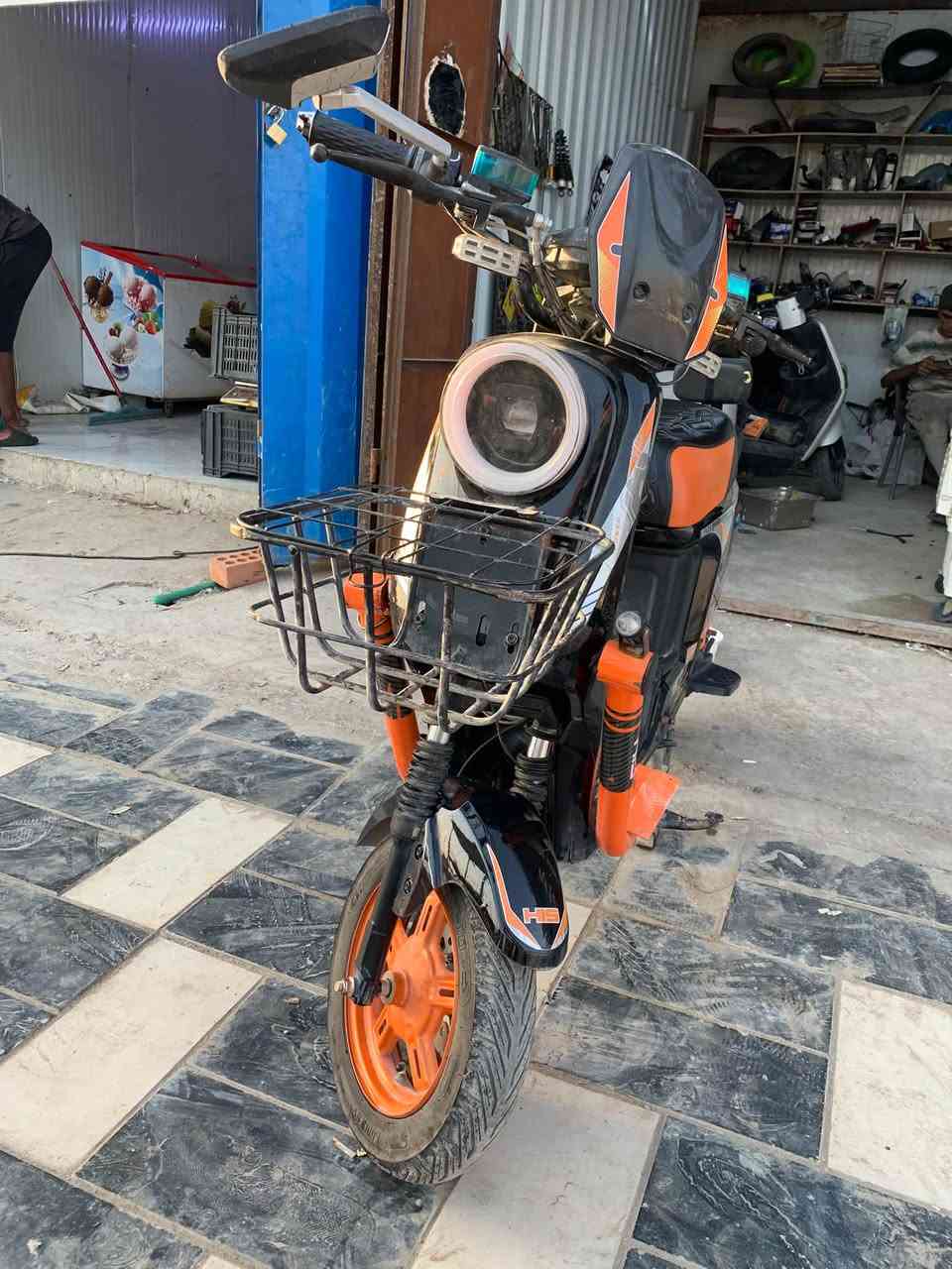 دراجة H900نضيفة كلشي بيهة شغال
المو شغال لا يتصل 
***********
