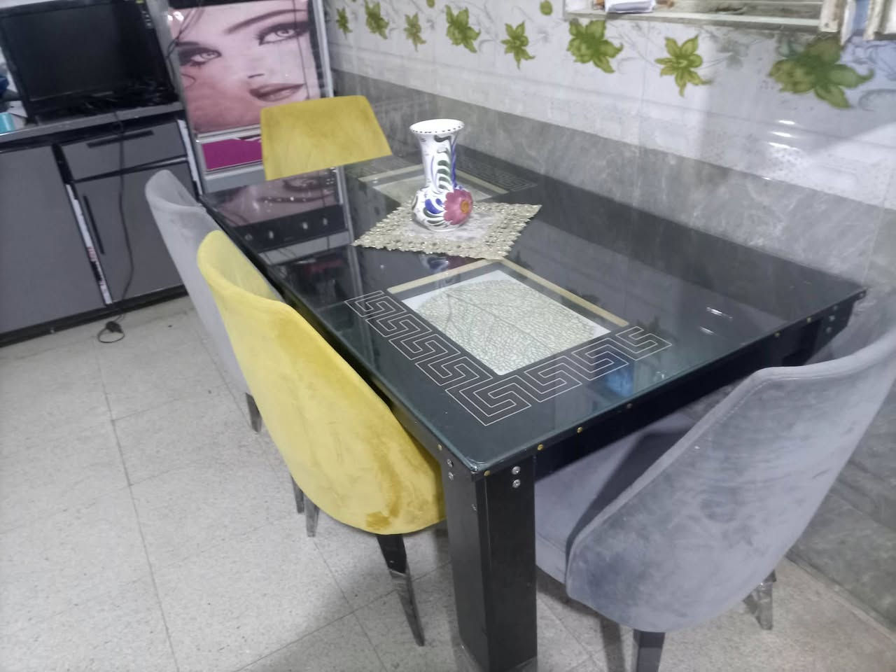 ميز طعام • نظيف • نازك