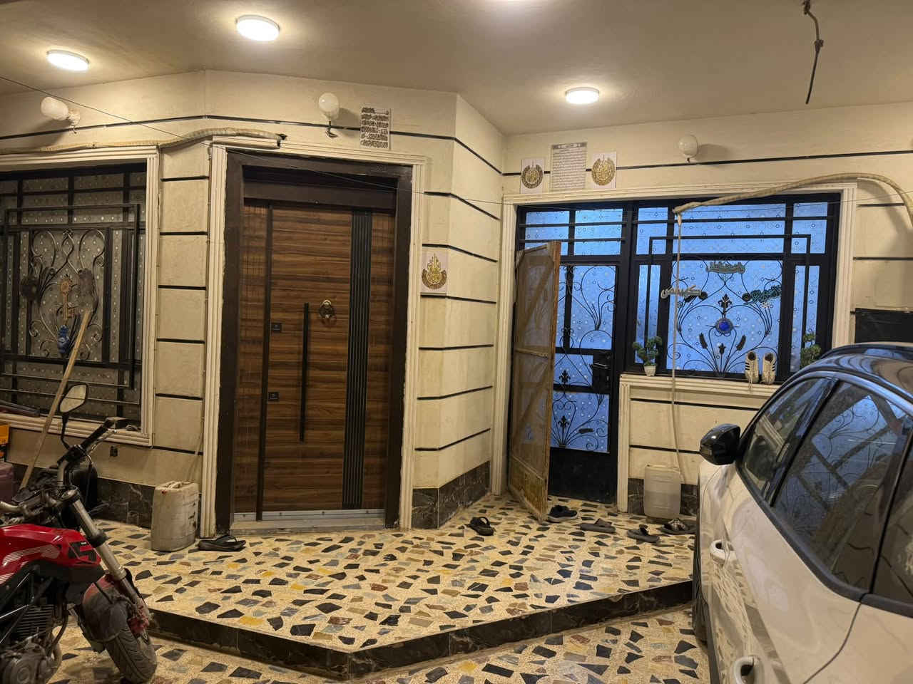 السلام عليكم 
بيت مساحة 253 
يحتوي على ٨ غرف نوم بناء درجة اولى وديكور
حمام عدد ٣ واحد خارجي
يحتوي على حديقة خلفية غير جاهزة 
مطبخ حار مطبخ بارد
منطقة كلهة تبليط مع ارصفة 
زراعي سند ٣٥ مشمولة بل طابو 
المنطقة بناء ١٠٠٪؜
العنوان الشعب نهاية الفورتات خلف السدة
الرقم *********** للاستفسار
