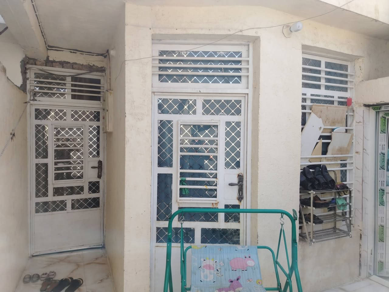 السلام عليكم بيت للبيع بحي العسكري قرب روضه قطر الندى مساحه 100 م يتكون البيت من مدخلين مدخل على الاستقبال ومدخل على البيت وطارمه وحيات خارجيه وداخليه واستقبال وصاله صغيره وغرفه نوم ومطبخ السعر 75 وبي مجال الاتصال على الرقم ***********
