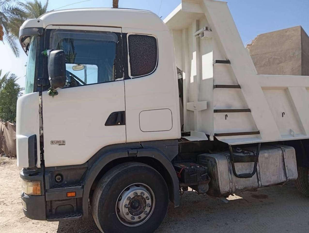 اسكانيا بومة قلاب دبل قماره تك اكسل
موديل 2001
مكينى 143 =6  بام ونوزل 
كير 3*3
شاصي مكفول 
تبريد جديد على سويج
سيارة جاهز للشغل 
رقم اربيل  نكليزي شرط تحويل هزا وفحص جديد 

مكان سيارة بابل  
للاستفسار التصال على ***********
